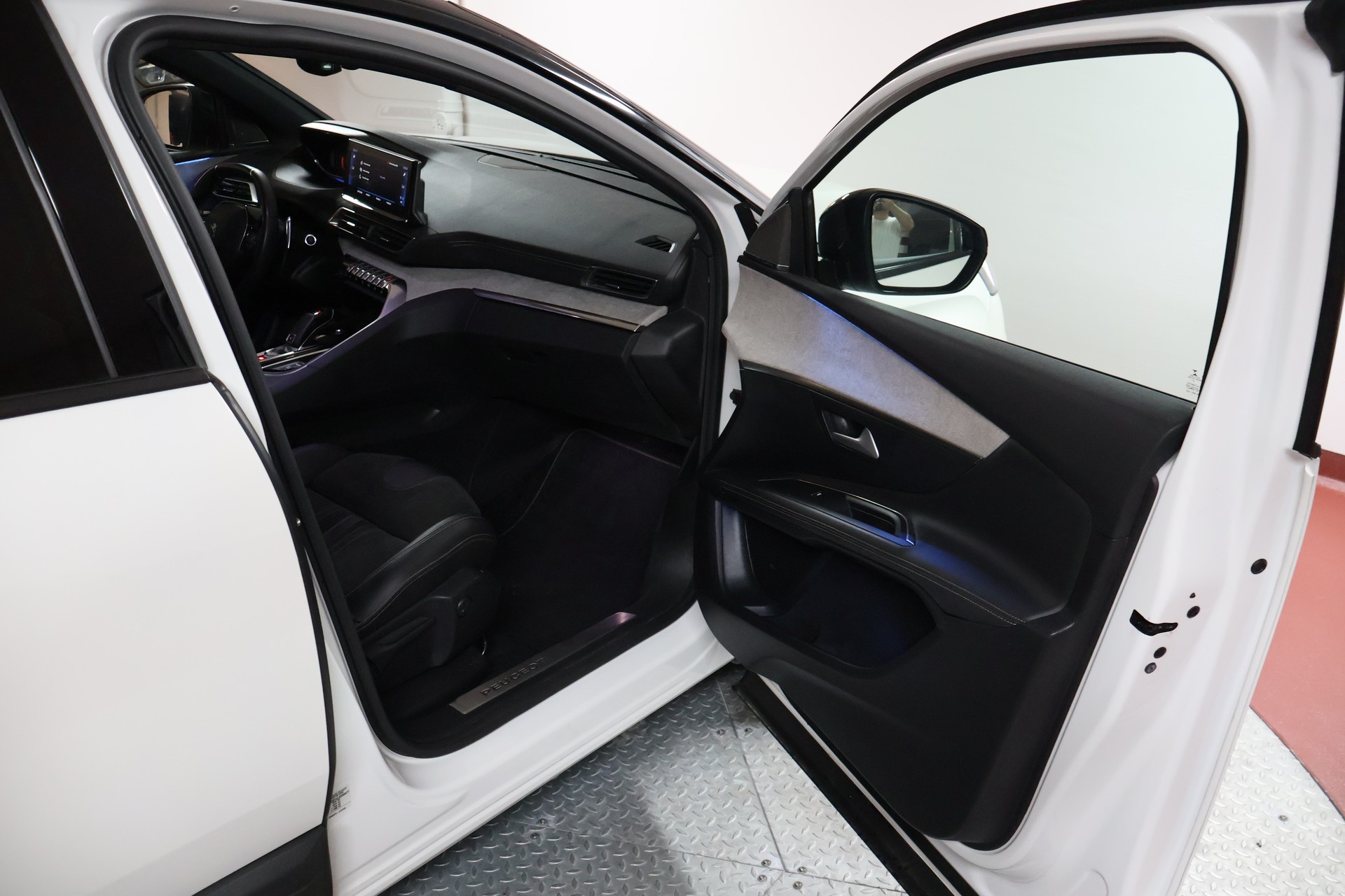 PEUGEOT 3008 1.6 PureTech GT Pack EAT8-image-15