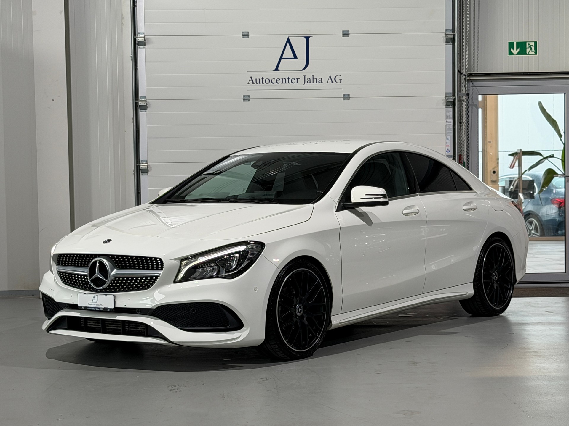 MERCEDES-BENZ CLA 180 AMG Line 7G-DCT-image-2