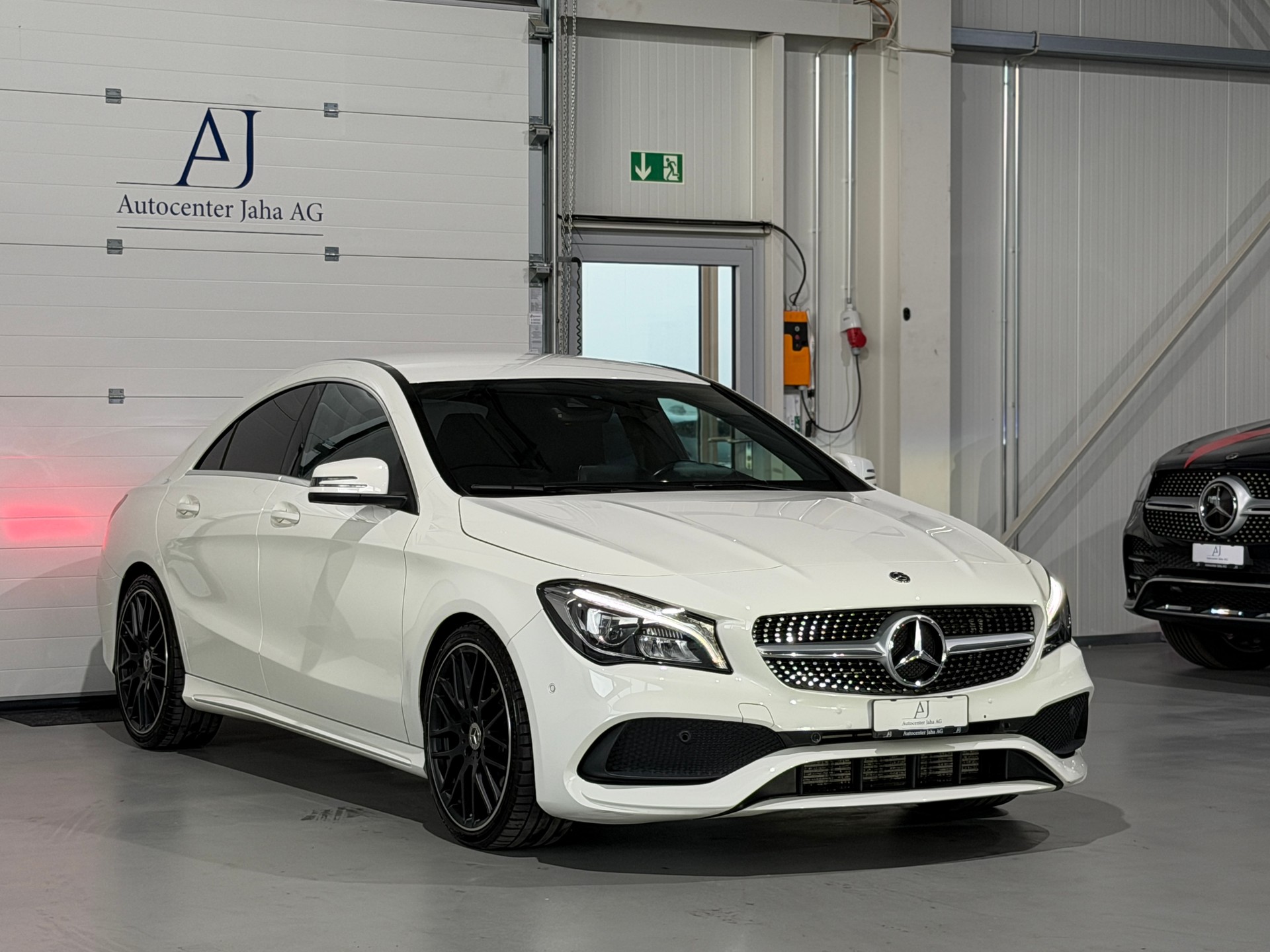 MERCEDES-BENZ CLA 180 AMG Line 7G-DCT-image-4