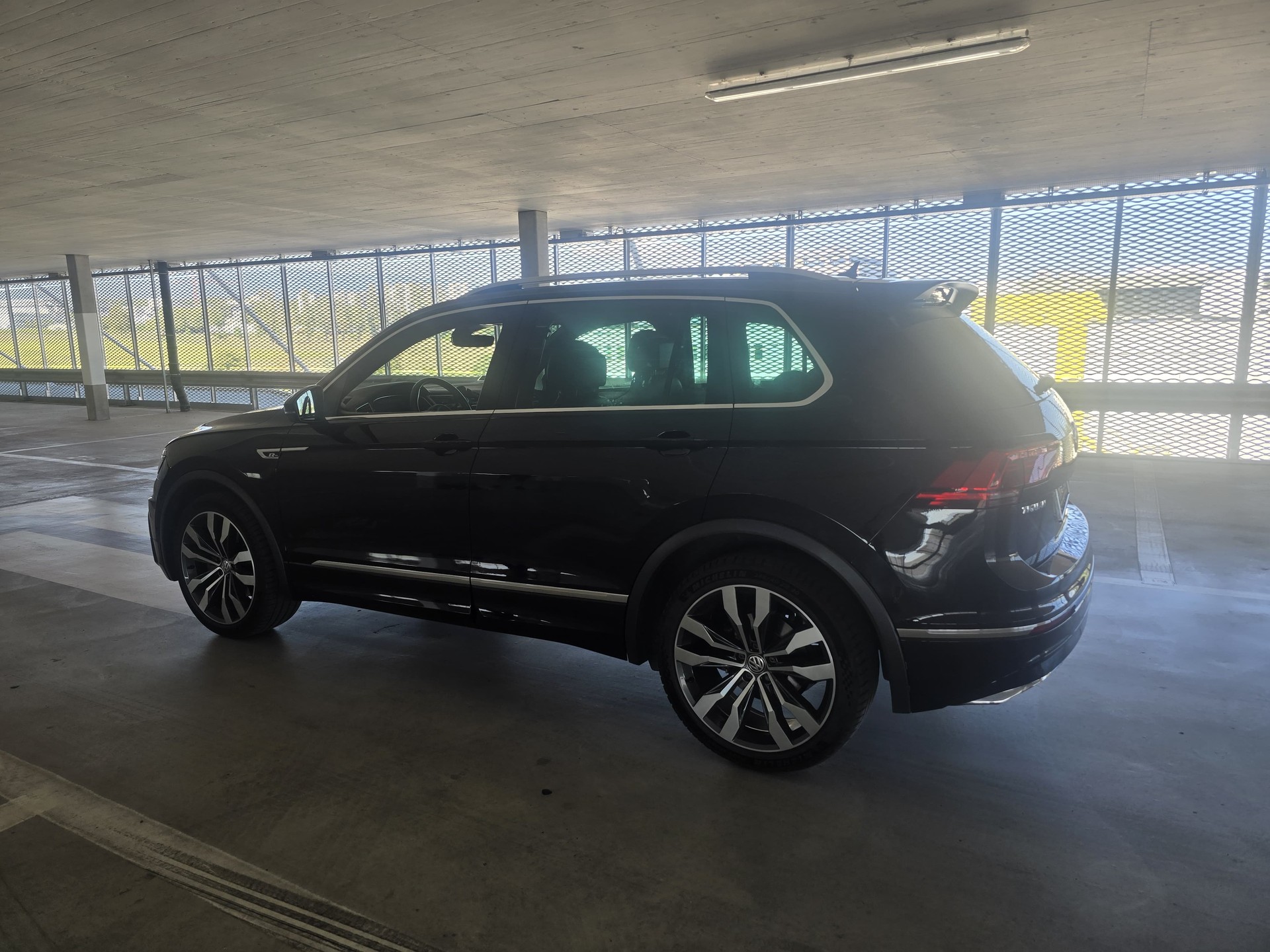 VW Tiguan 2.0TSI RLine 4Motion DSG-image-4
