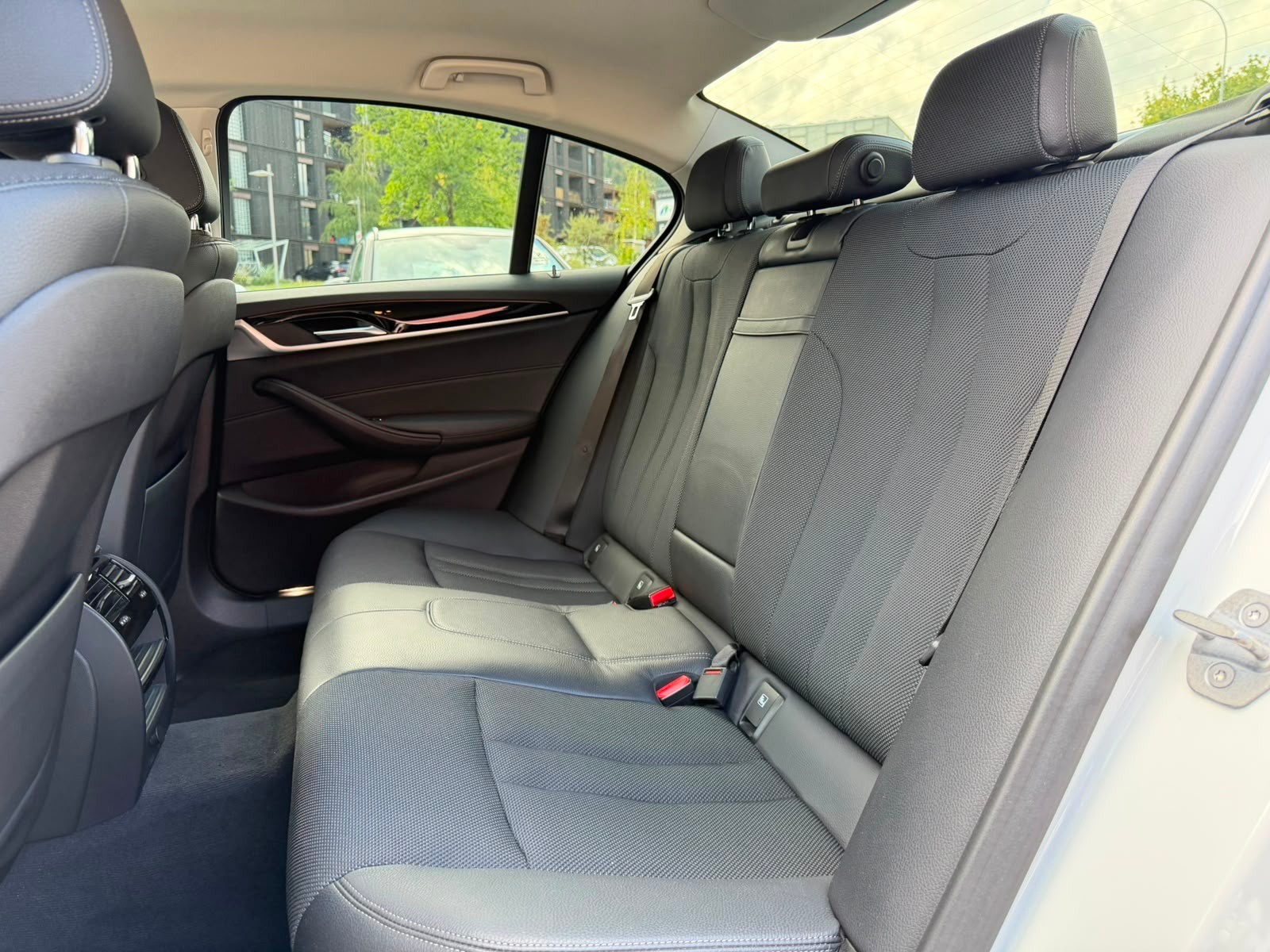 BMW 520i Sport Line M-Paket Steptronic-image-13