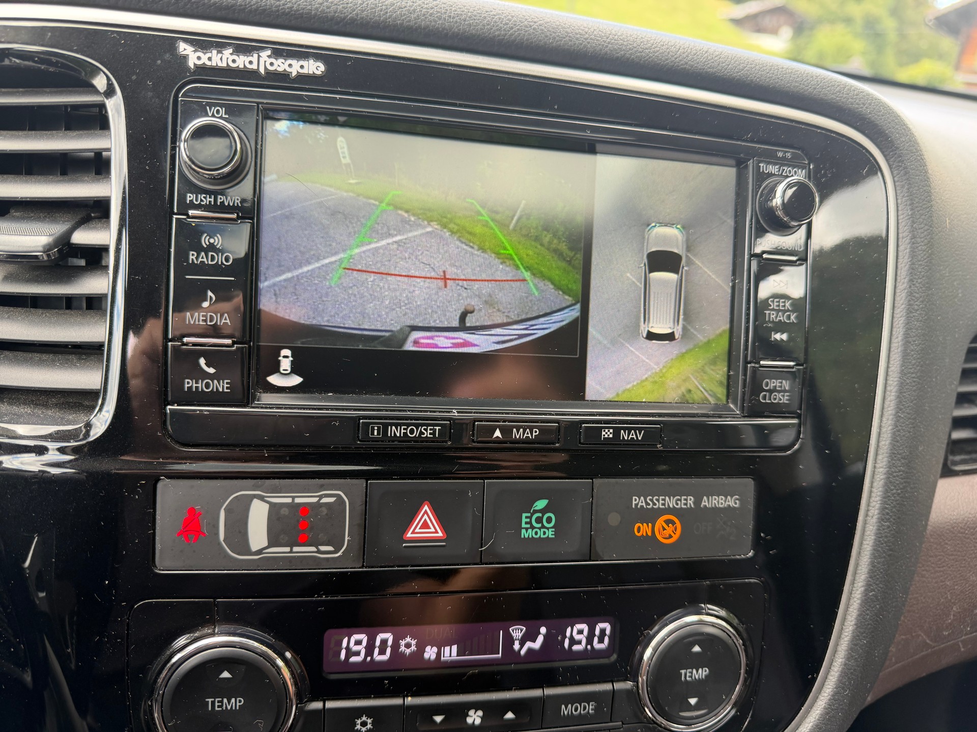 MITSUBISHI Outlander 2.0 PHEV Diamond 4WD Automatic-image-4