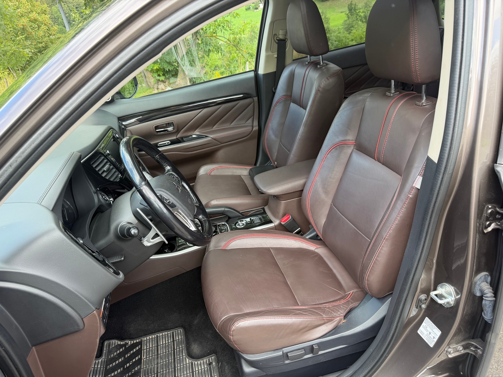 MITSUBISHI Outlander 2.0 PHEV Diamond 4WD Automatic-image-2