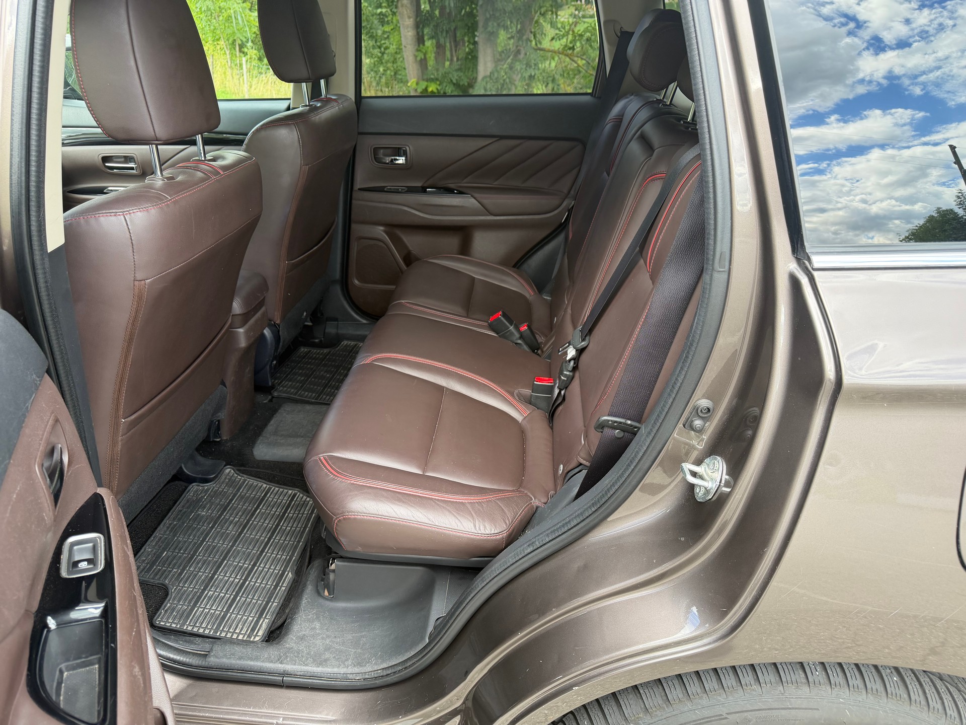 MITSUBISHI Outlander 2.0 PHEV Diamond 4WD Automatic-image-3