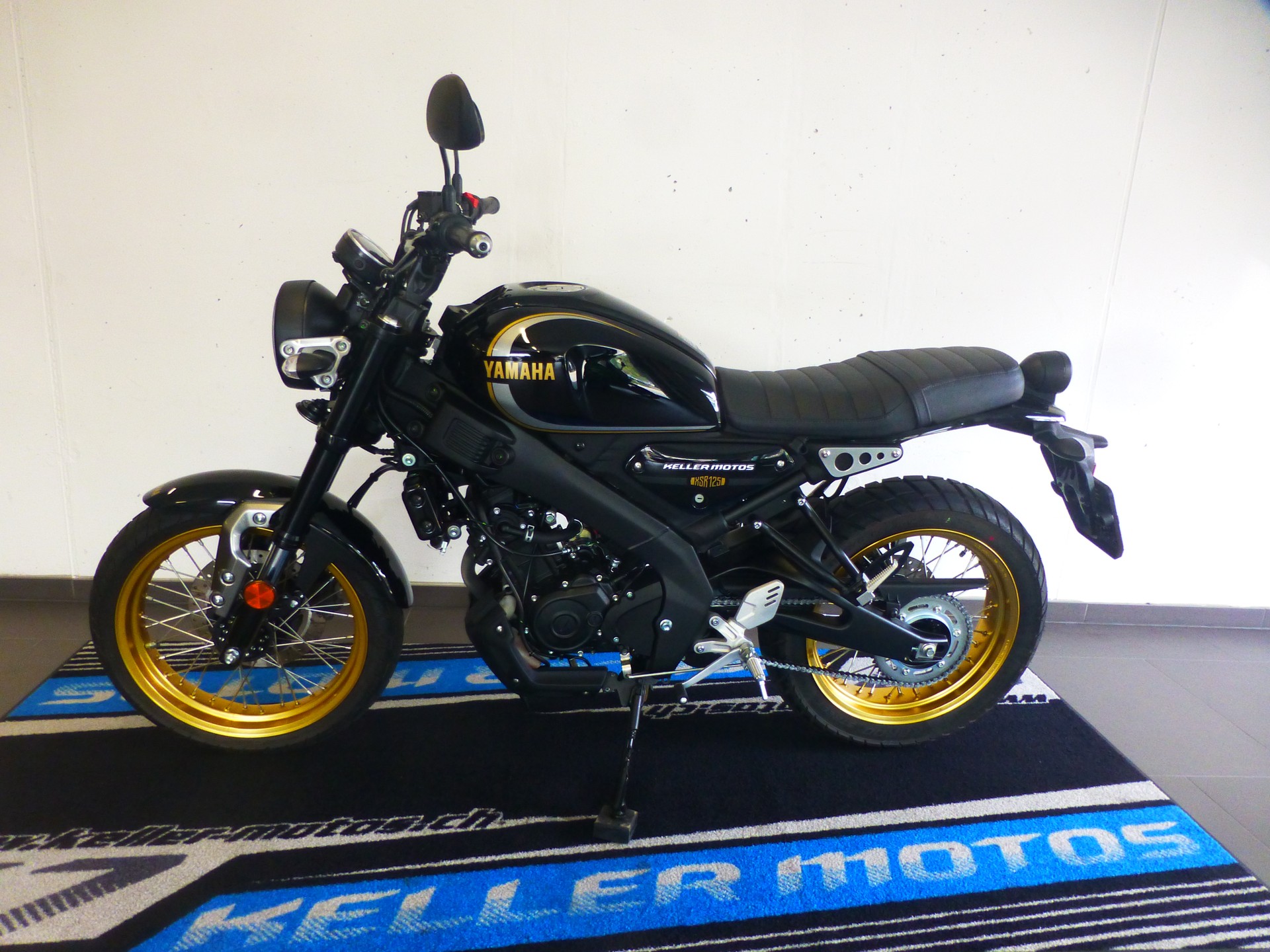 YAMAHA XSR 125 Legacy-showroom-element-1