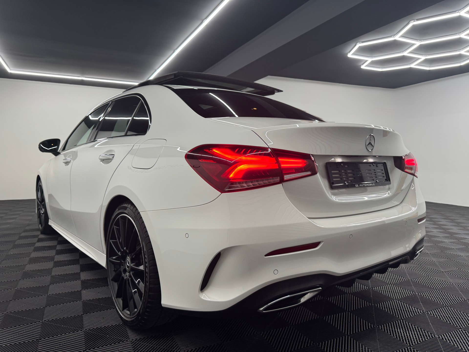 MERCEDES-BENZ A 200 AMG Line 7G-DCT-image-5
