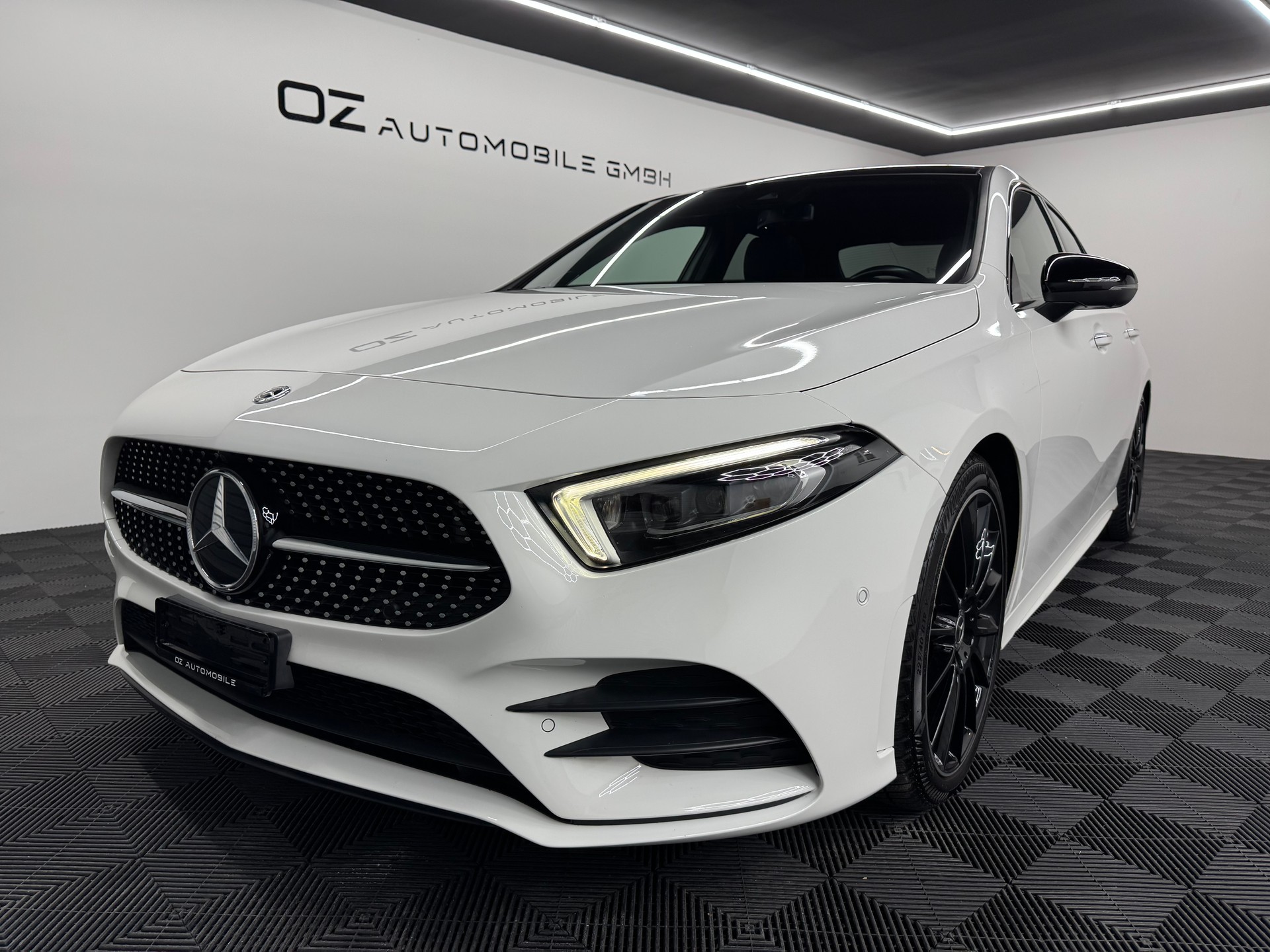 MERCEDES-BENZ A 200 AMG Line 7G-DCT-showroom-element-2