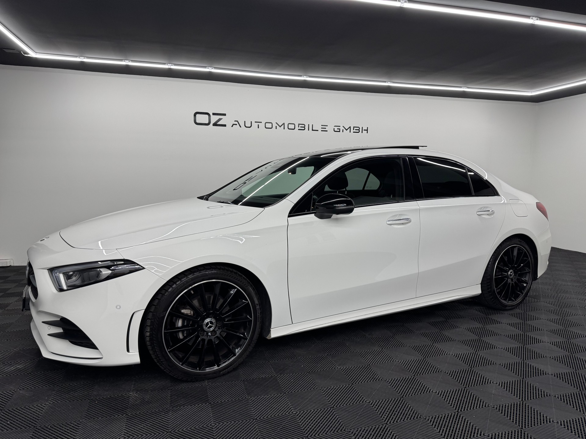 MERCEDES-BENZ A 200 AMG Line 7G-DCT-showroom-element-3