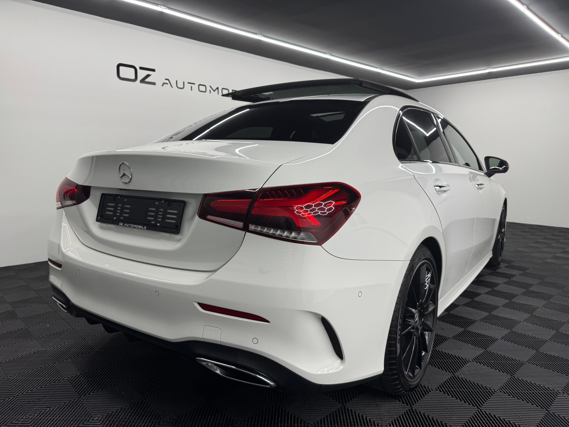 MERCEDES-BENZ A 200 AMG Line 7G-DCT-image-6