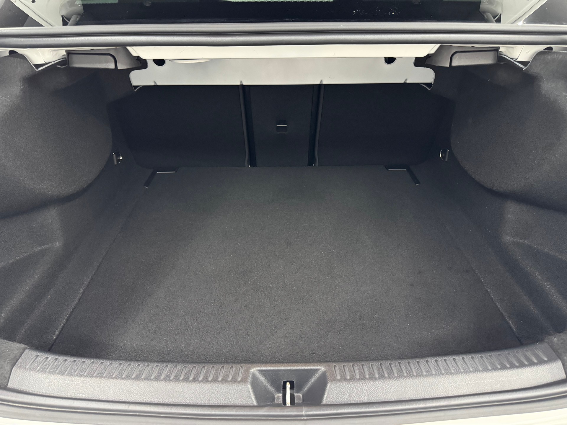 MERCEDES-BENZ A 200 AMG Line 7G-DCT-image-22