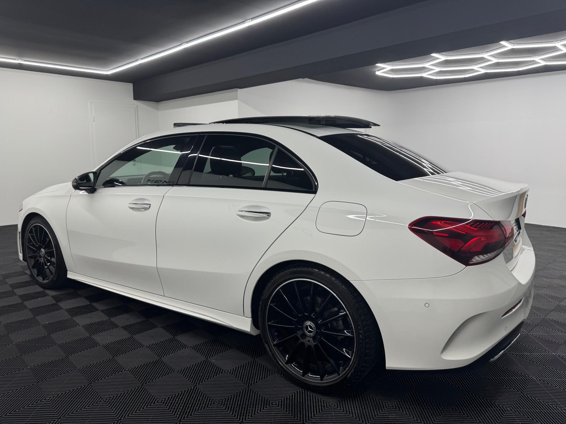 MERCEDES-BENZ A 200 AMG Line 7G-DCT-image-4