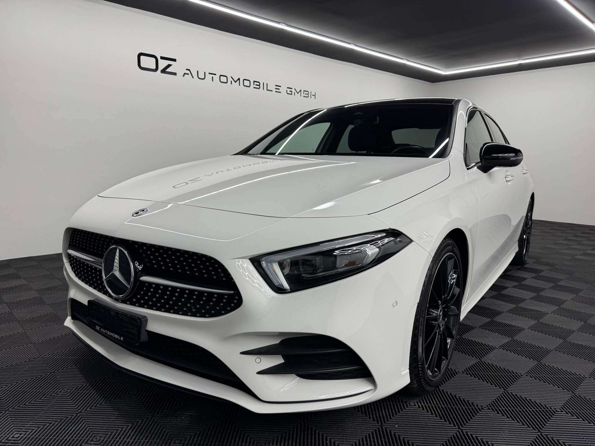 MERCEDES-BENZ A 200 AMG Line 7G-DCT-showroom-element-1
