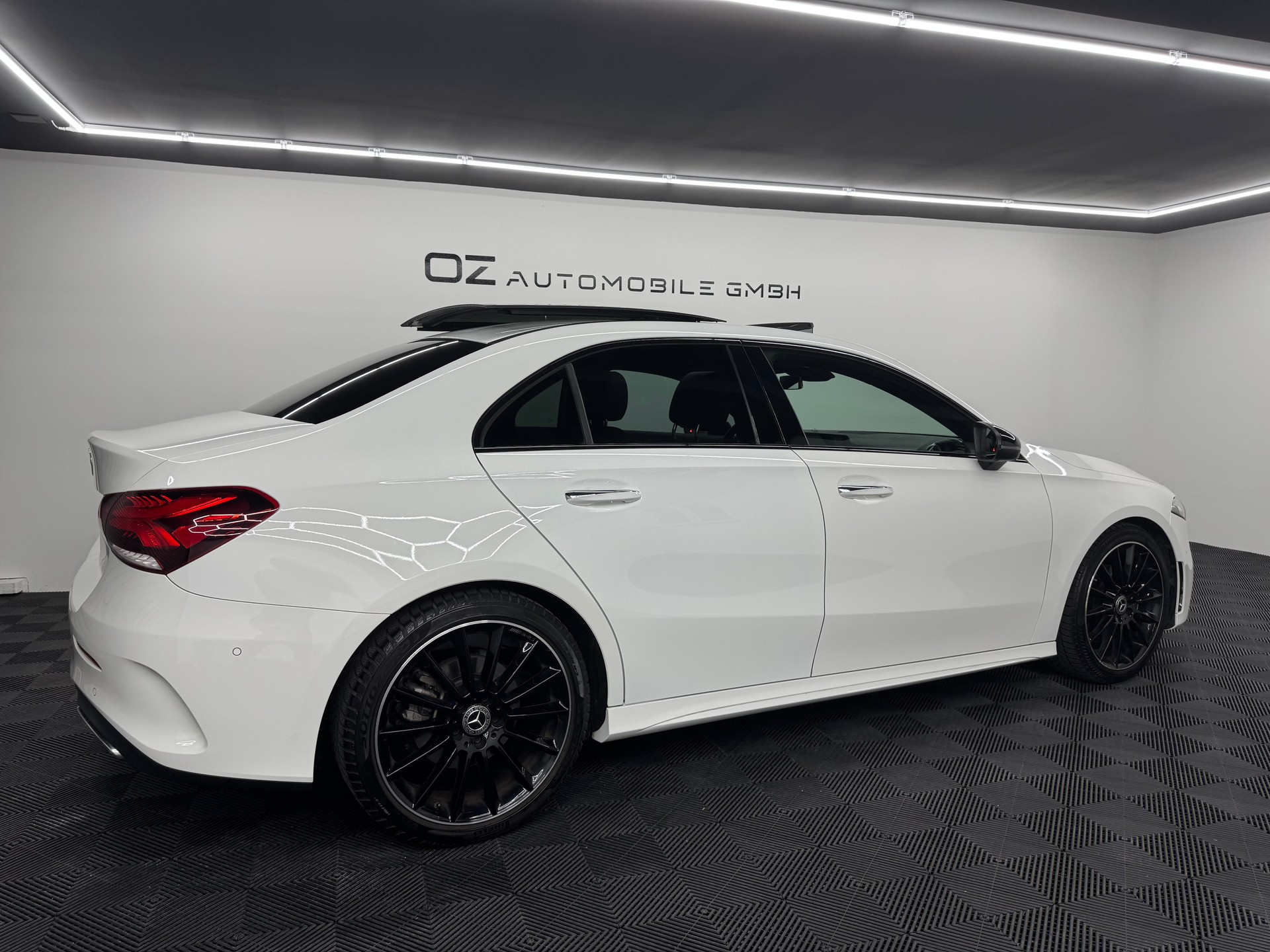 MERCEDES-BENZ A 200 AMG Line 7G-DCT-image-7