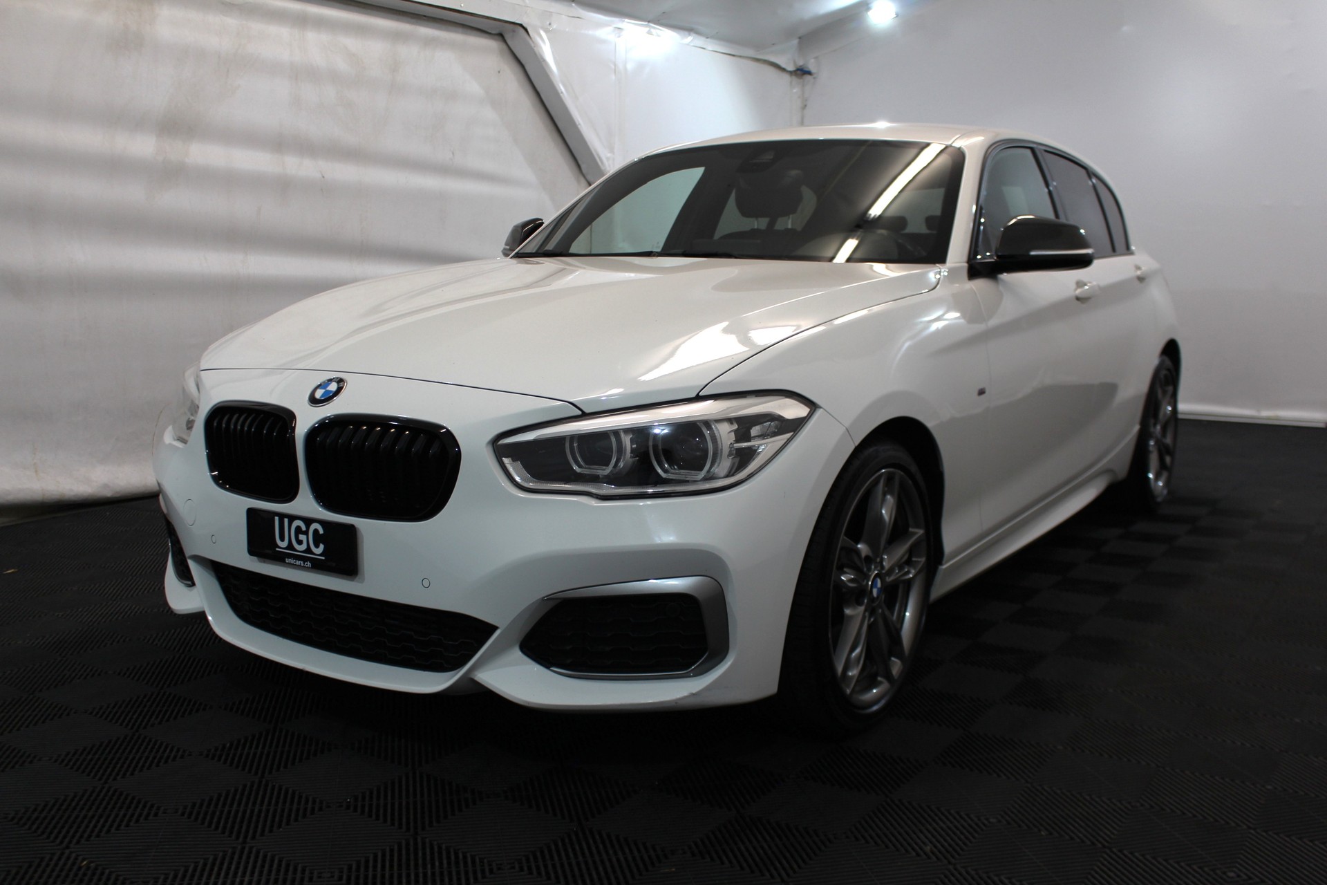 BMW M135i xDrive-showroom-element-2