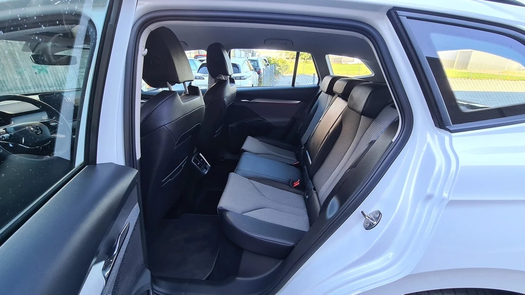 SKODA ENYAQ iV 60 ** NP 53'840.– ** AVILOO 96,2% ** Stoff/Kunstl. ** Navi ** RF-Kamera ** Sitzh. ** PDC **-image-11