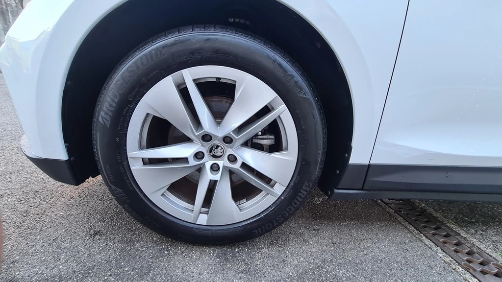 SKODA ENYAQ iV 60 ** NP 53'840.– ** AVILOO 96,2% ** Stoff/Kunstl. ** Navi ** RF-Kamera ** Sitzh. ** PDC **-image-12
