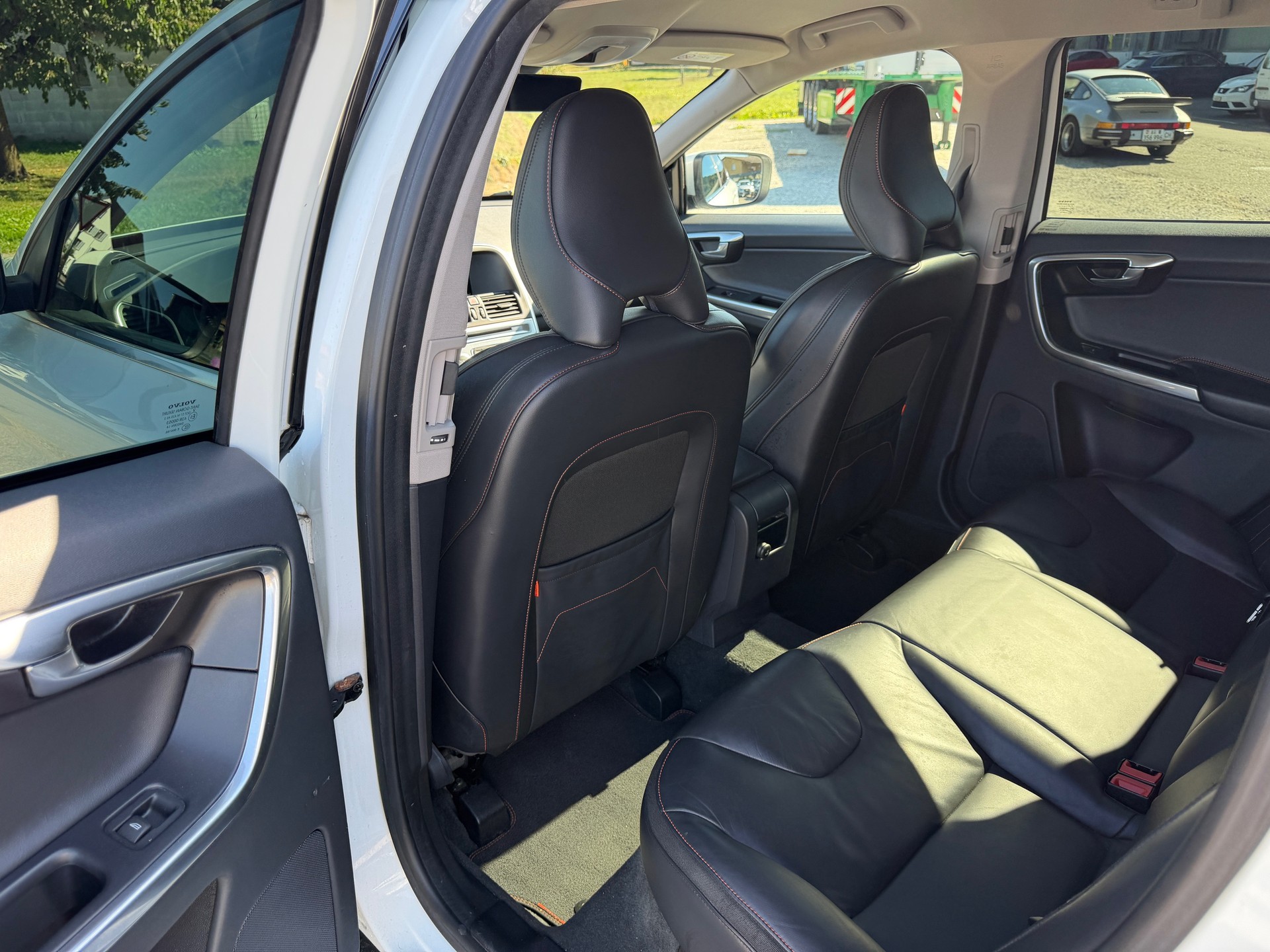 VOLVO XC60 D4 AWD OceanRace Geartronic-image-9