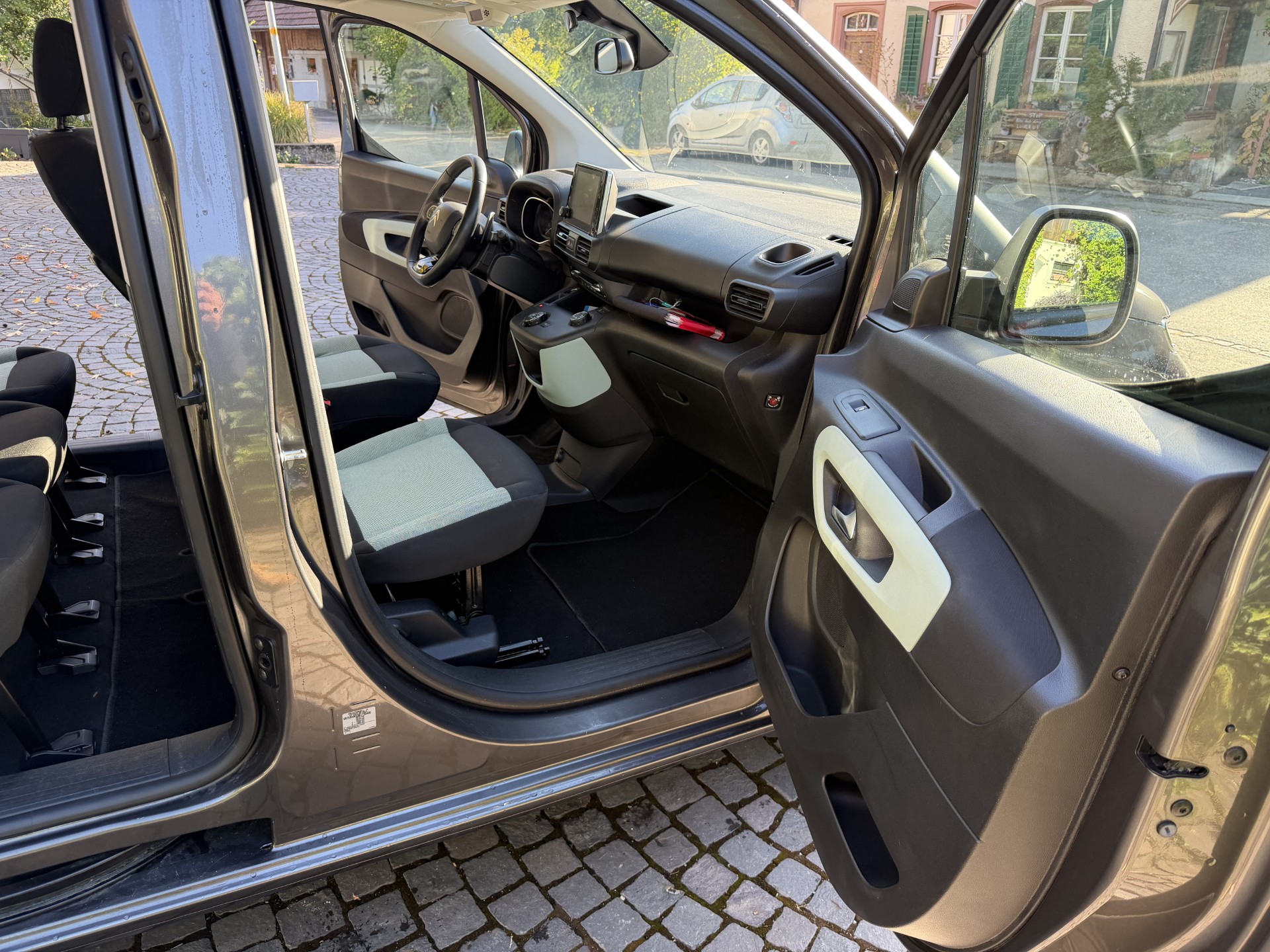 CITROEN Berlingo XL 1.2i PureTech 7 Plätze Feel Pack EAT8-image-10