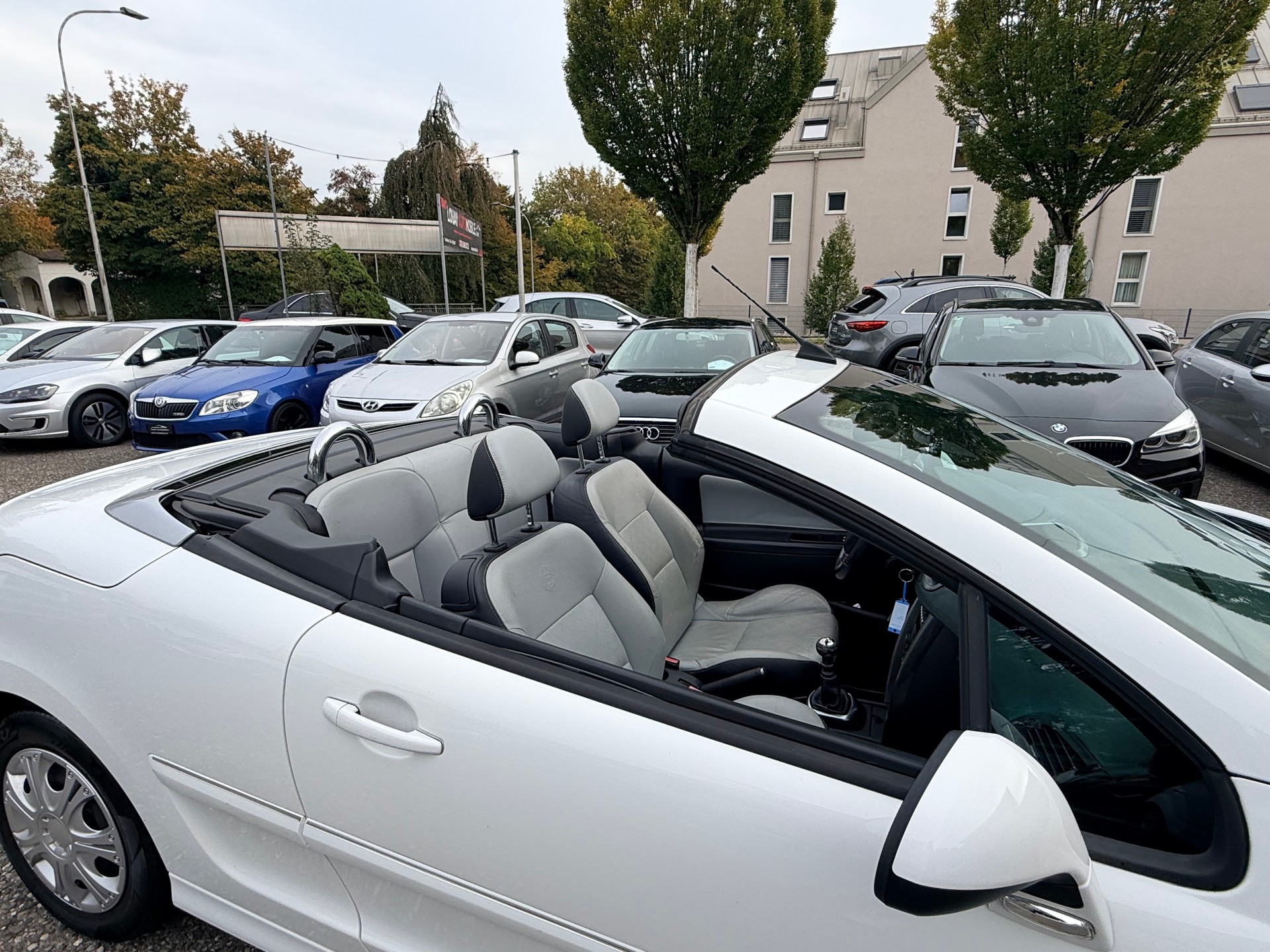 PEUGEOT 207 CC 1.6 16V Turbo Roland Garros-image-9