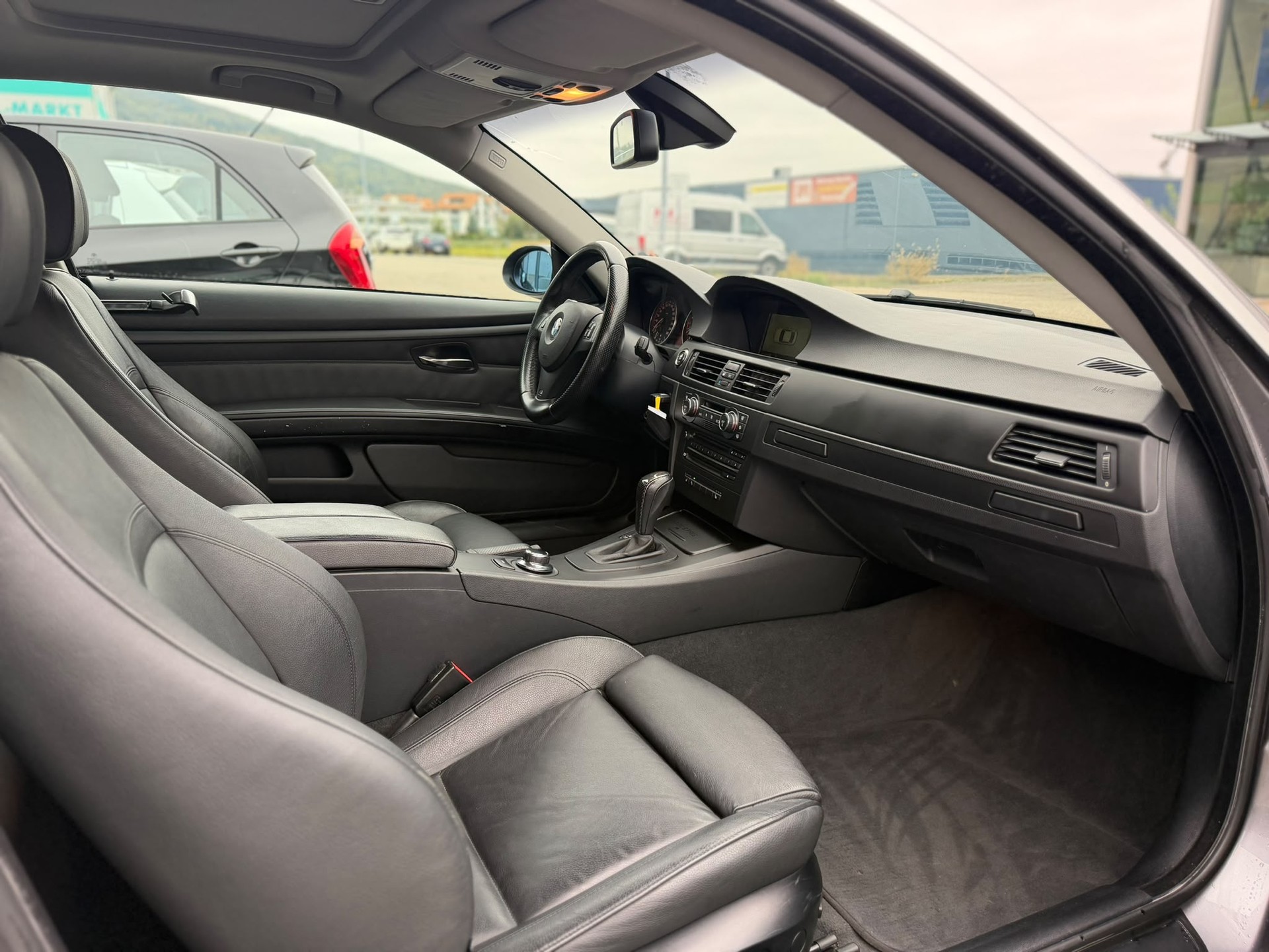 BMW 335i Coupé-image-10