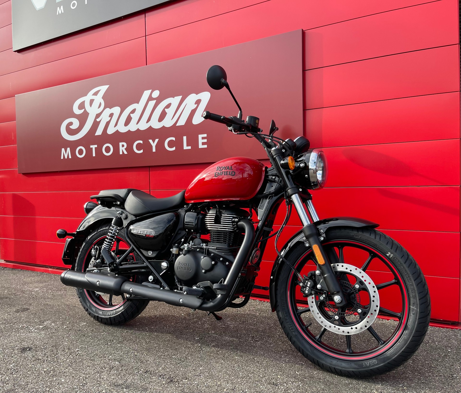 ROYAL ENFIELD Meteor Fireball-showroom-element-2