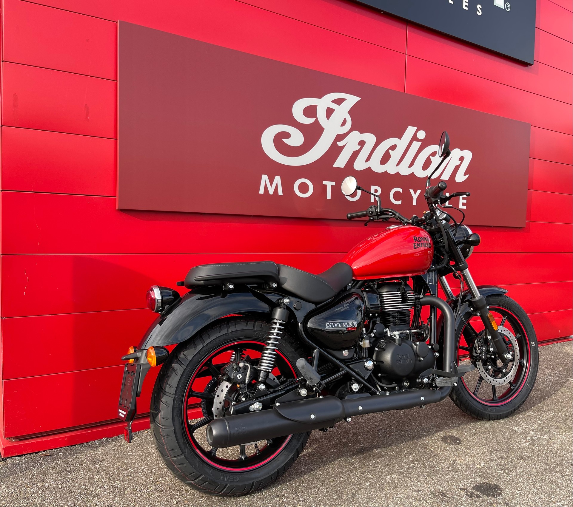 ROYAL ENFIELD Meteor Fireball-showroom-element-1