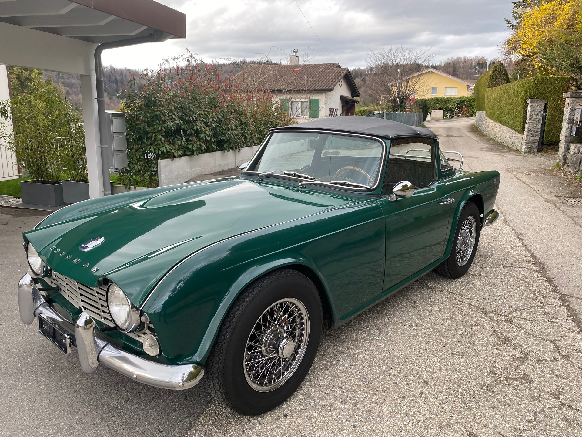 TRIUMPH TR4 avec Surrey Top - Expertisée vétéran-image-1