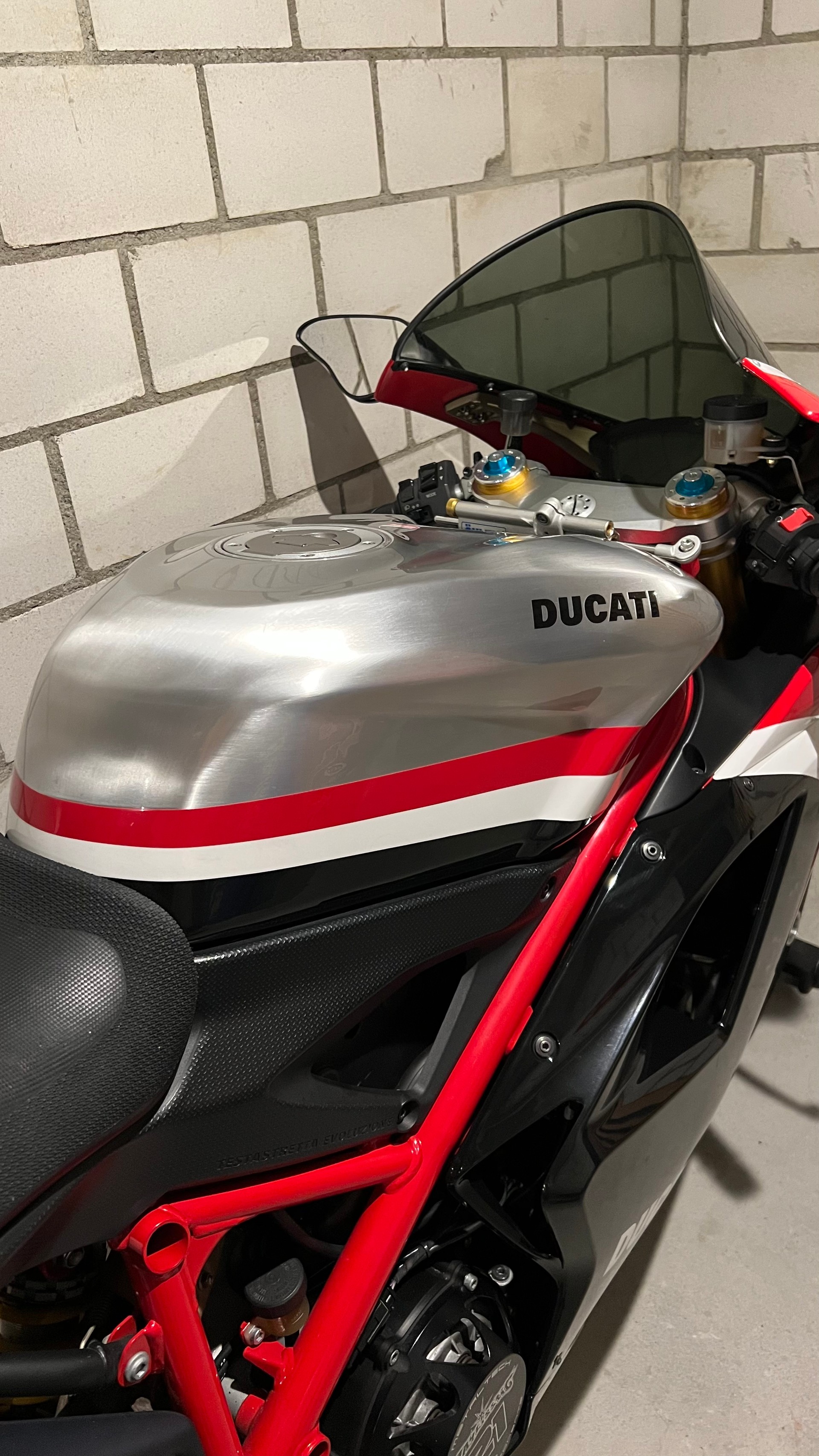 DUCATI 1198 S Corse Special Edition-image-3