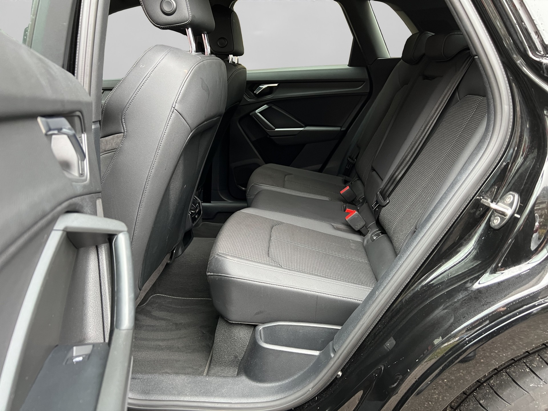 AUDI Q3 40 TDI advanced quattro S-tronic-image-9