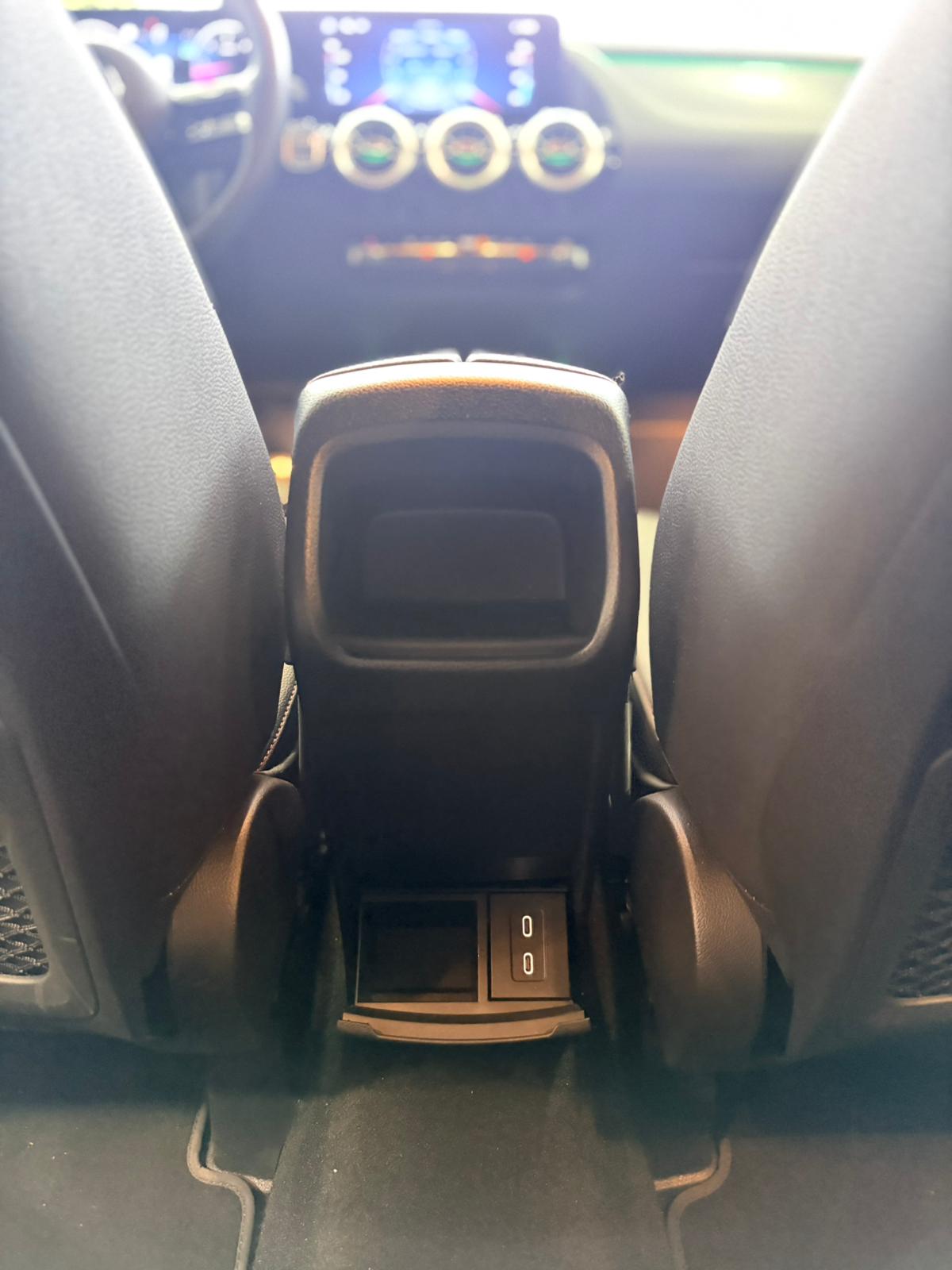 MERCEDES-BENZ GLA 200d AMG Line 8G-DCT-image-22