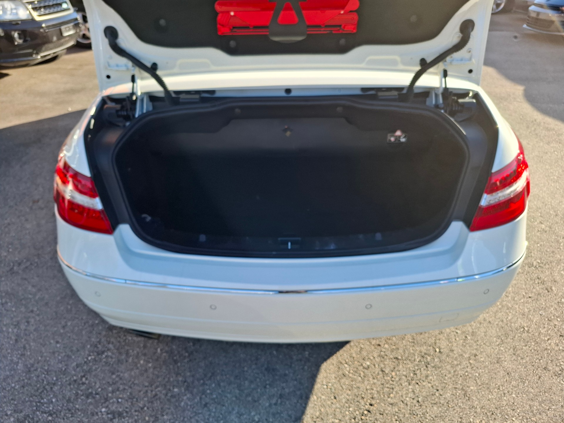 MERCEDES-BENZ E 250 CGI BlueEfficiency Automatic-image-11
