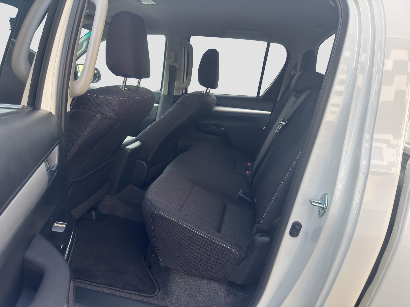 TOYOTA Hilux Double Cab.-Pick-up 2.8 D-4D 204 Style-image-13