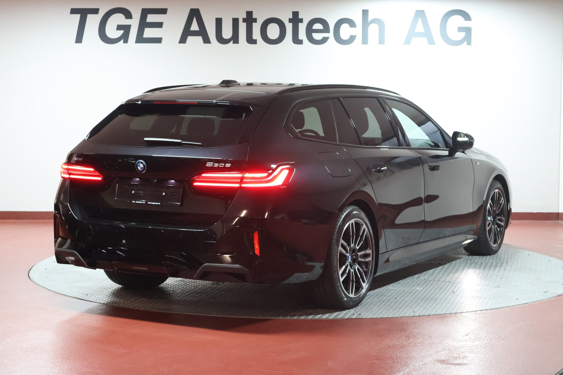 BMW 530e xDrive Touring M Sport Steptronic-image-21