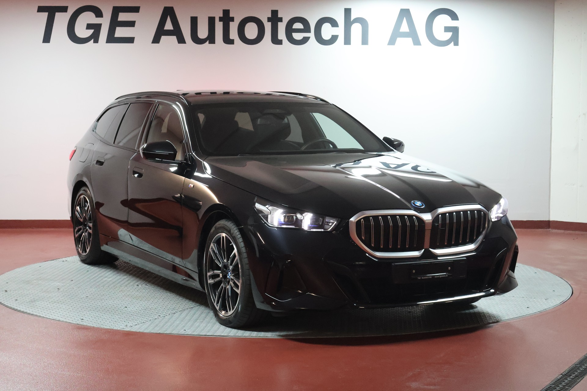 BMW 530e xDrive Touring M Sport Steptronic-image-2