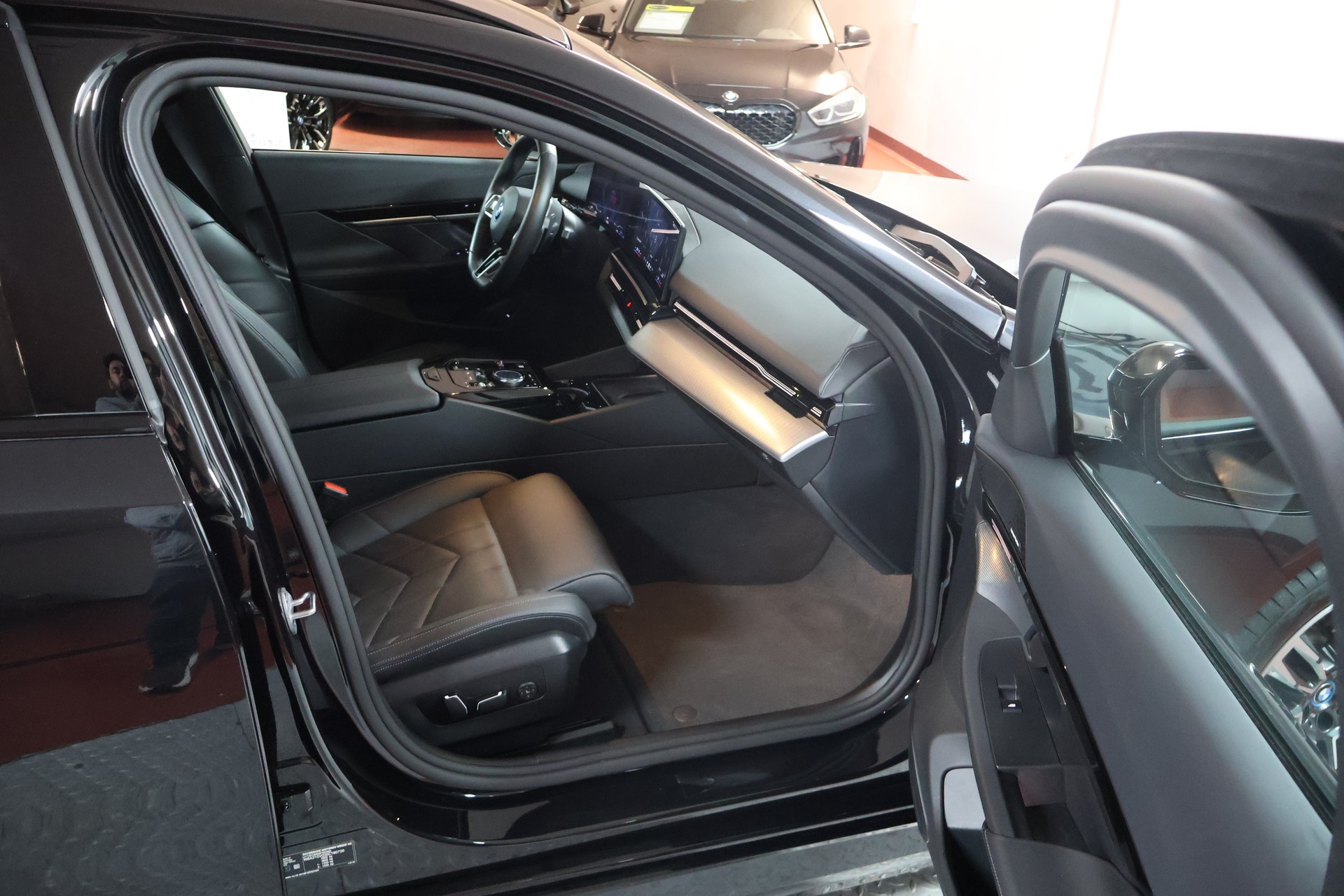 BMW 530e xDrive Touring M Sport Steptronic-image-14