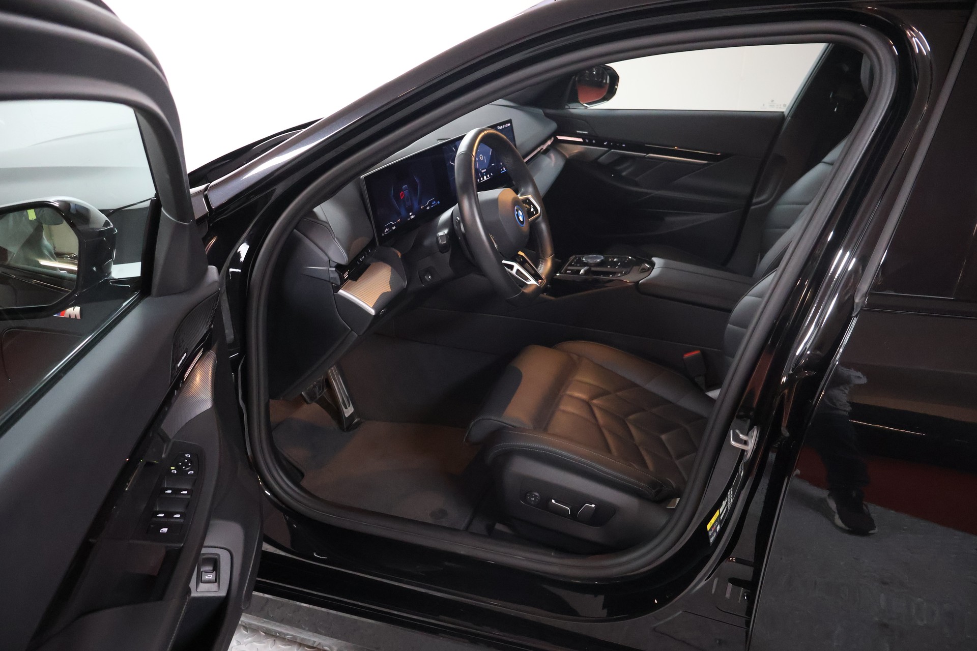 BMW 530e xDrive Touring M Sport Steptronic-image-5