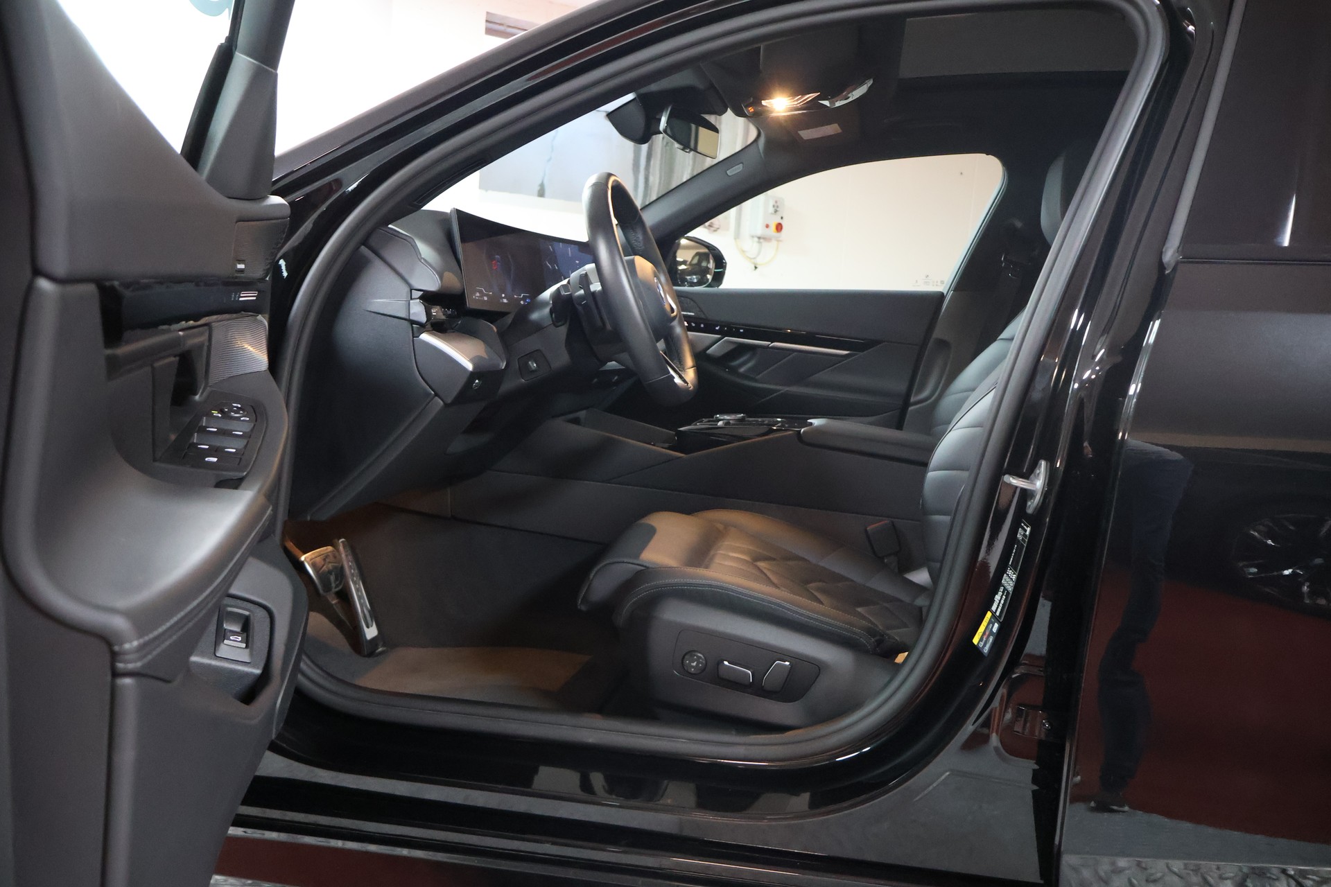 BMW 530e xDrive Touring M Sport Steptronic-image-6