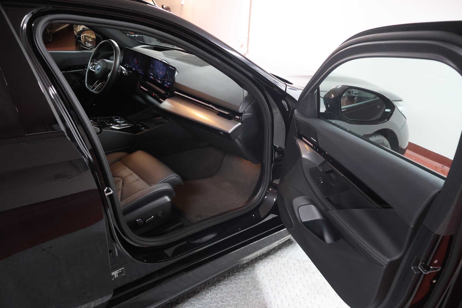 BMW 530e xDrive Touring M Sport Steptronic-image-13