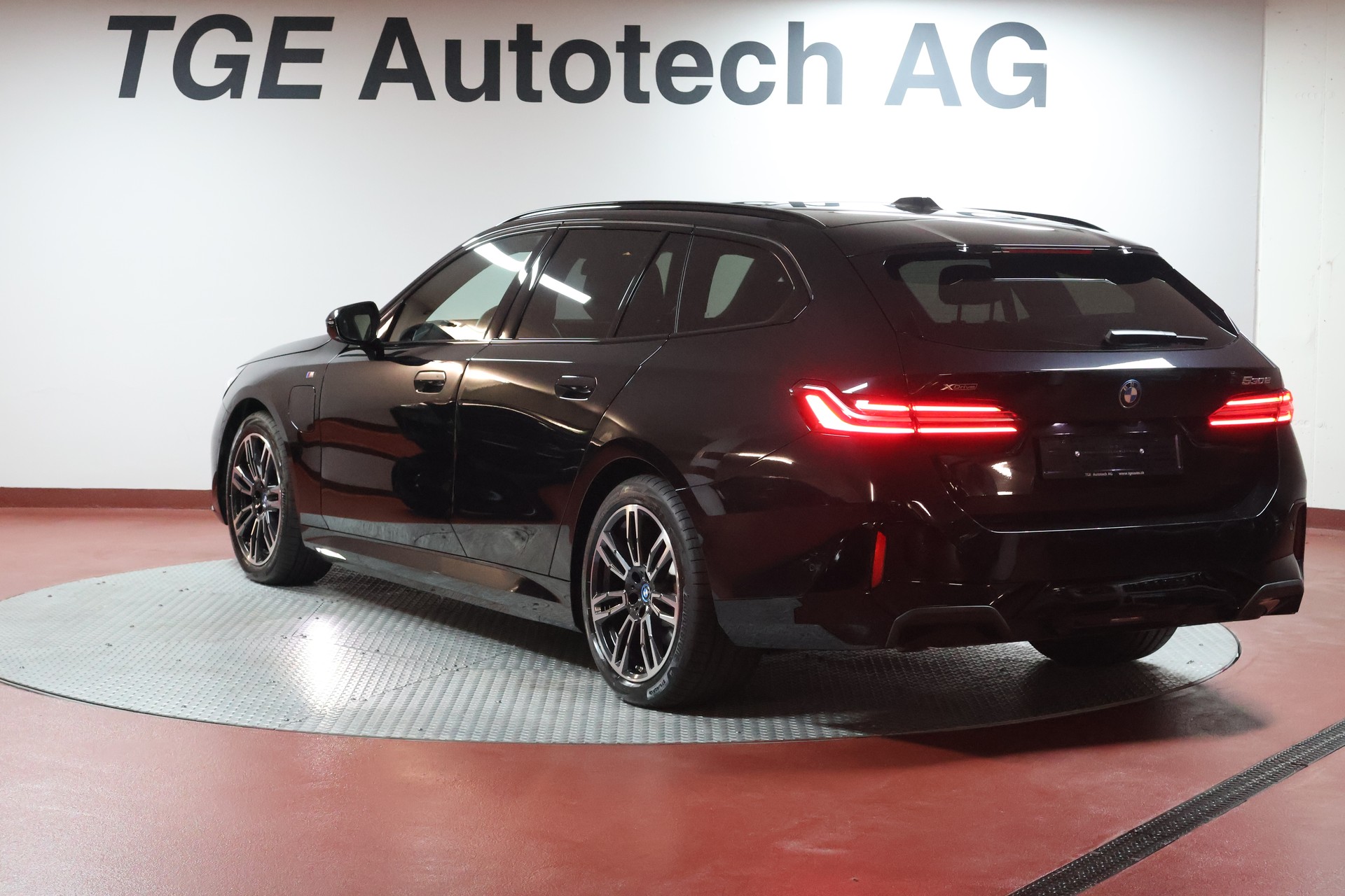 BMW 530e xDrive Touring M Sport Steptronic-image-20