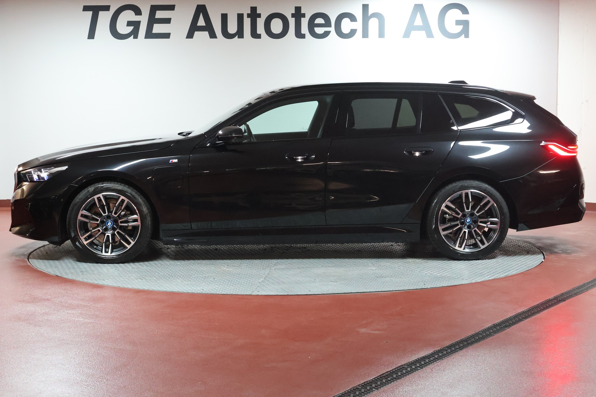 BMW 530e xDrive Touring M Sport Steptronic-image-19