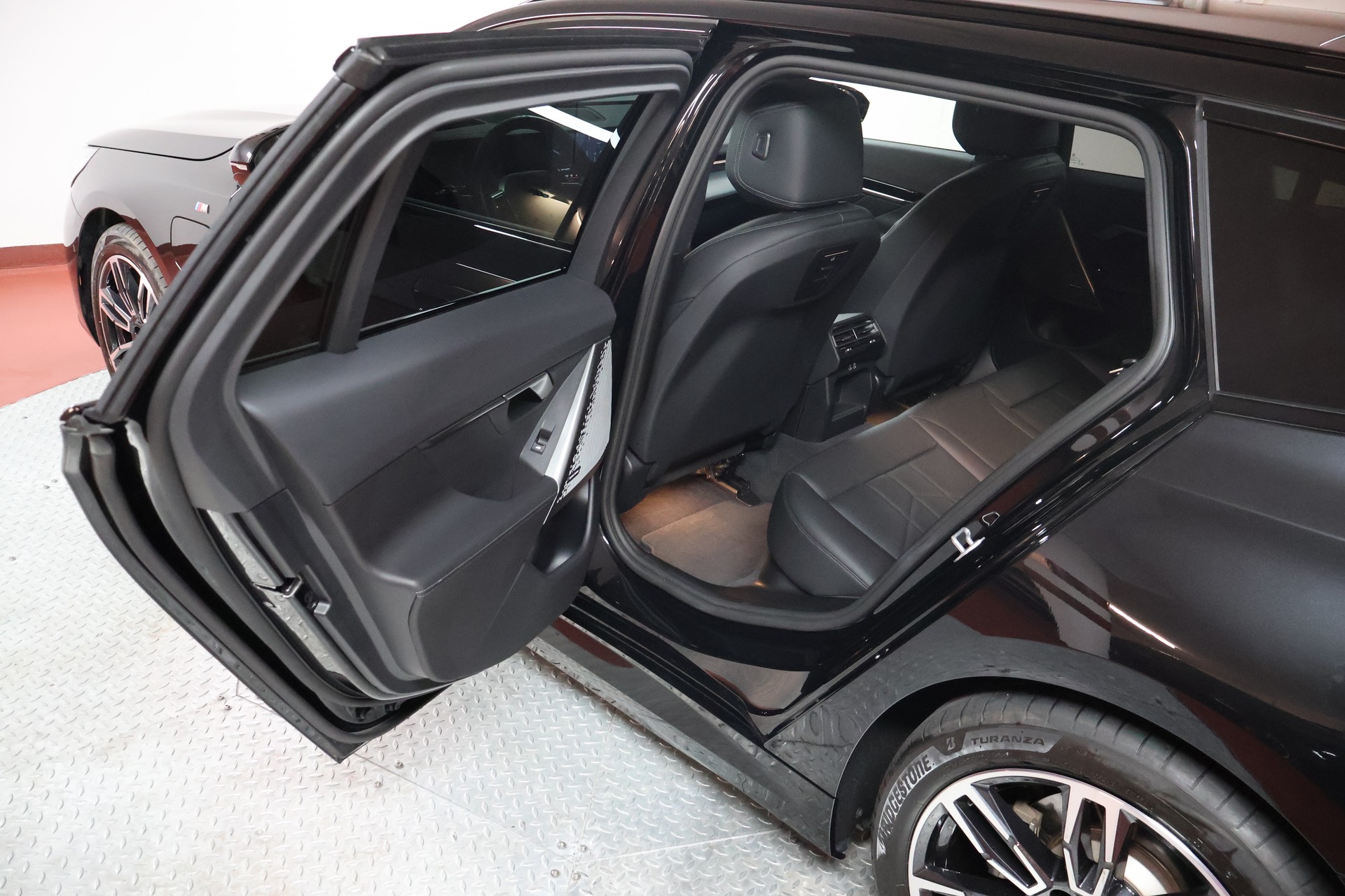 BMW 530e xDrive Touring M Sport Steptronic-image-15