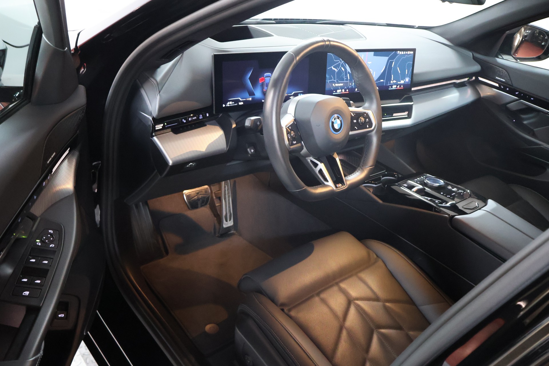 BMW 530e xDrive Touring M Sport Steptronic-image-7