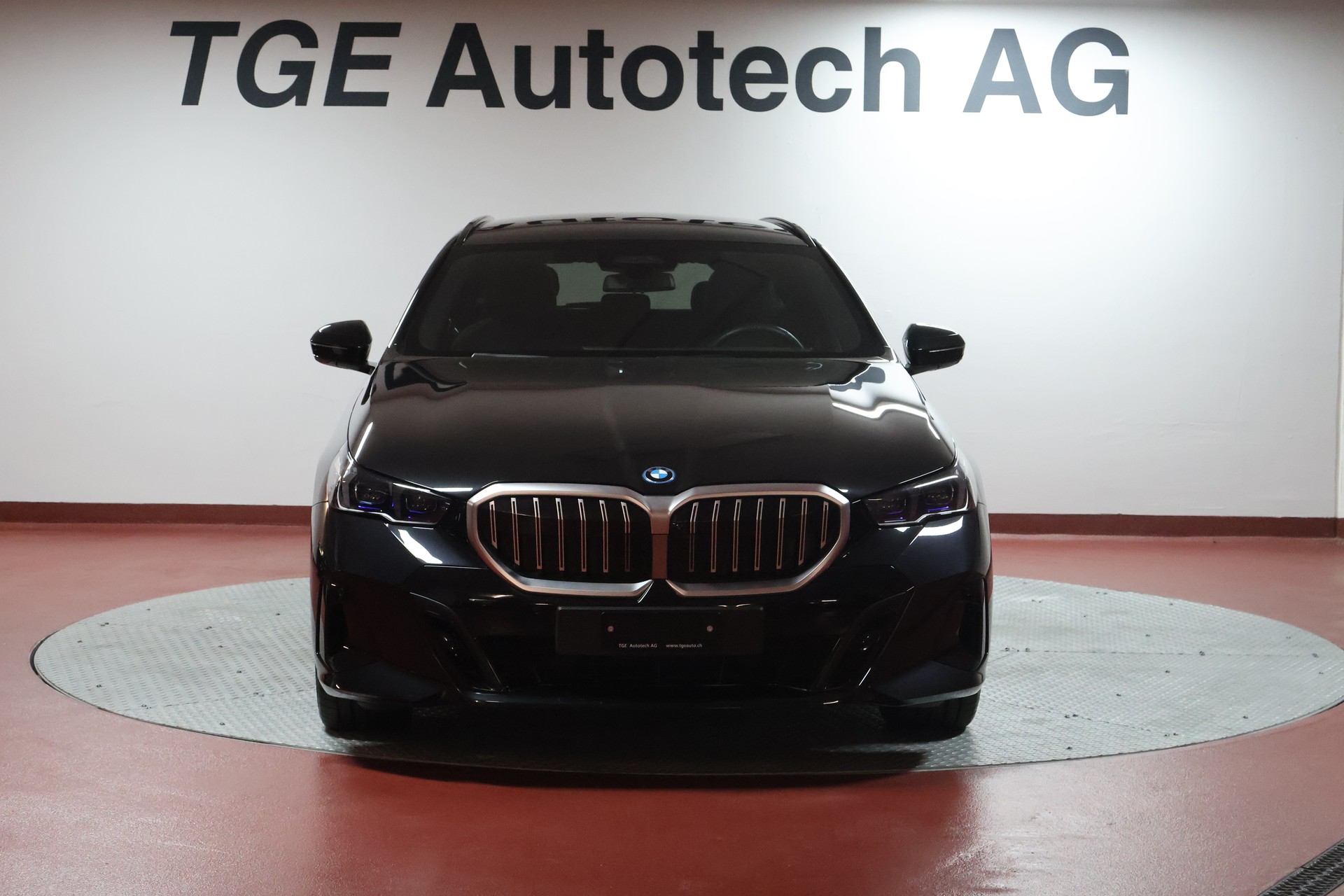 BMW 530e xDrive Touring M Sport Steptronic-image-1