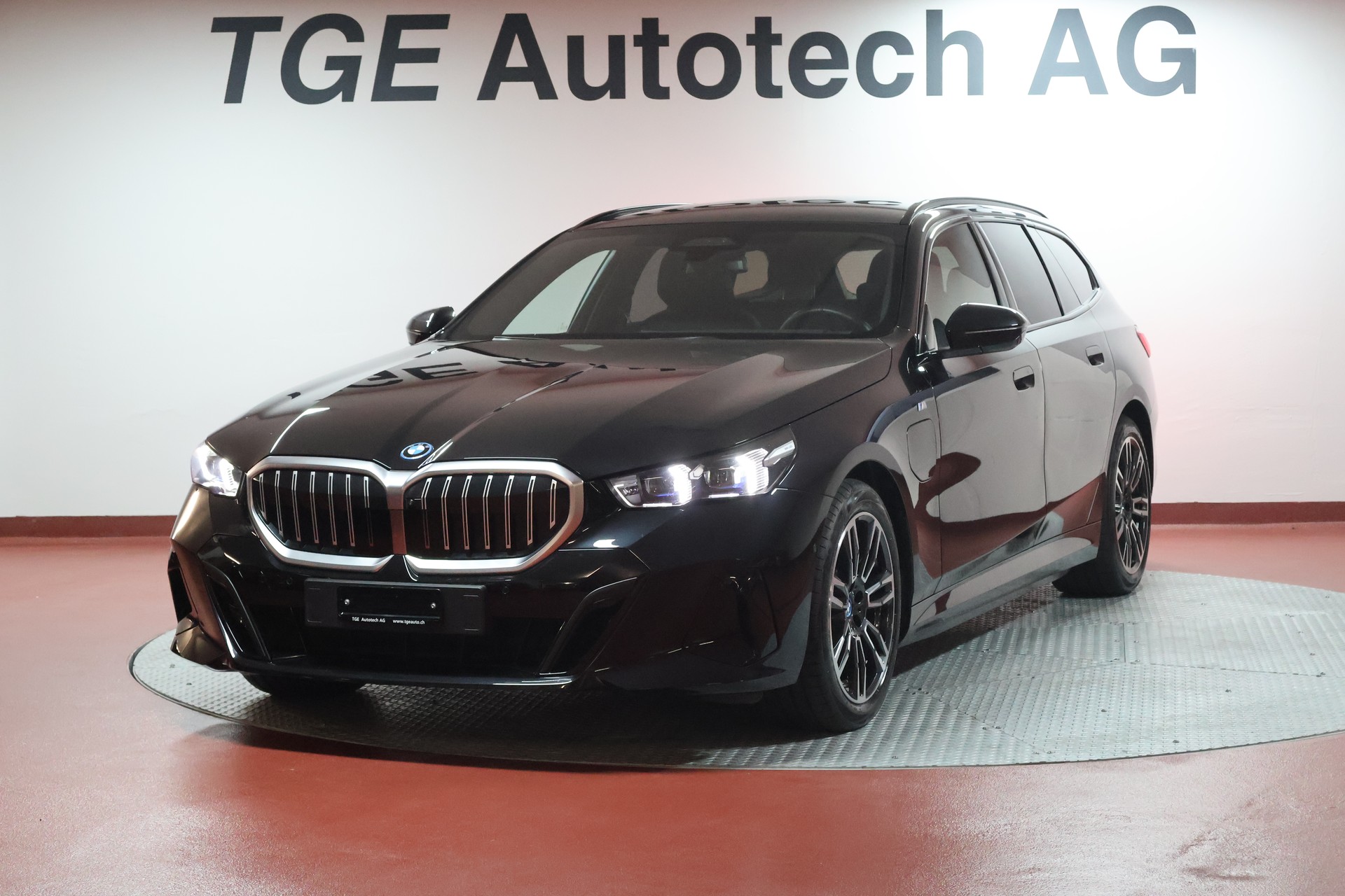 BMW 530e xDrive Touring M Sport Steptronic-image-0