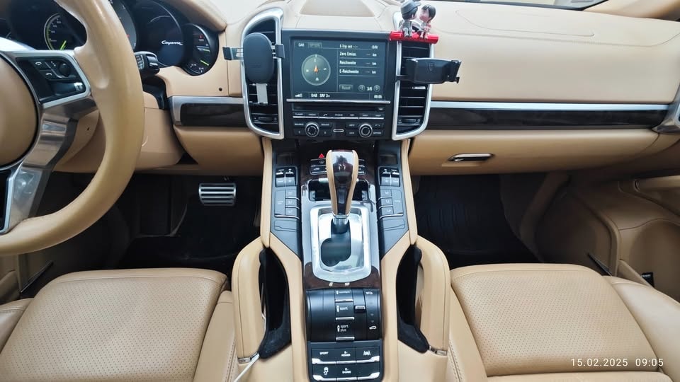 PORSCHE Cayenne S E-Hybrid-image-14