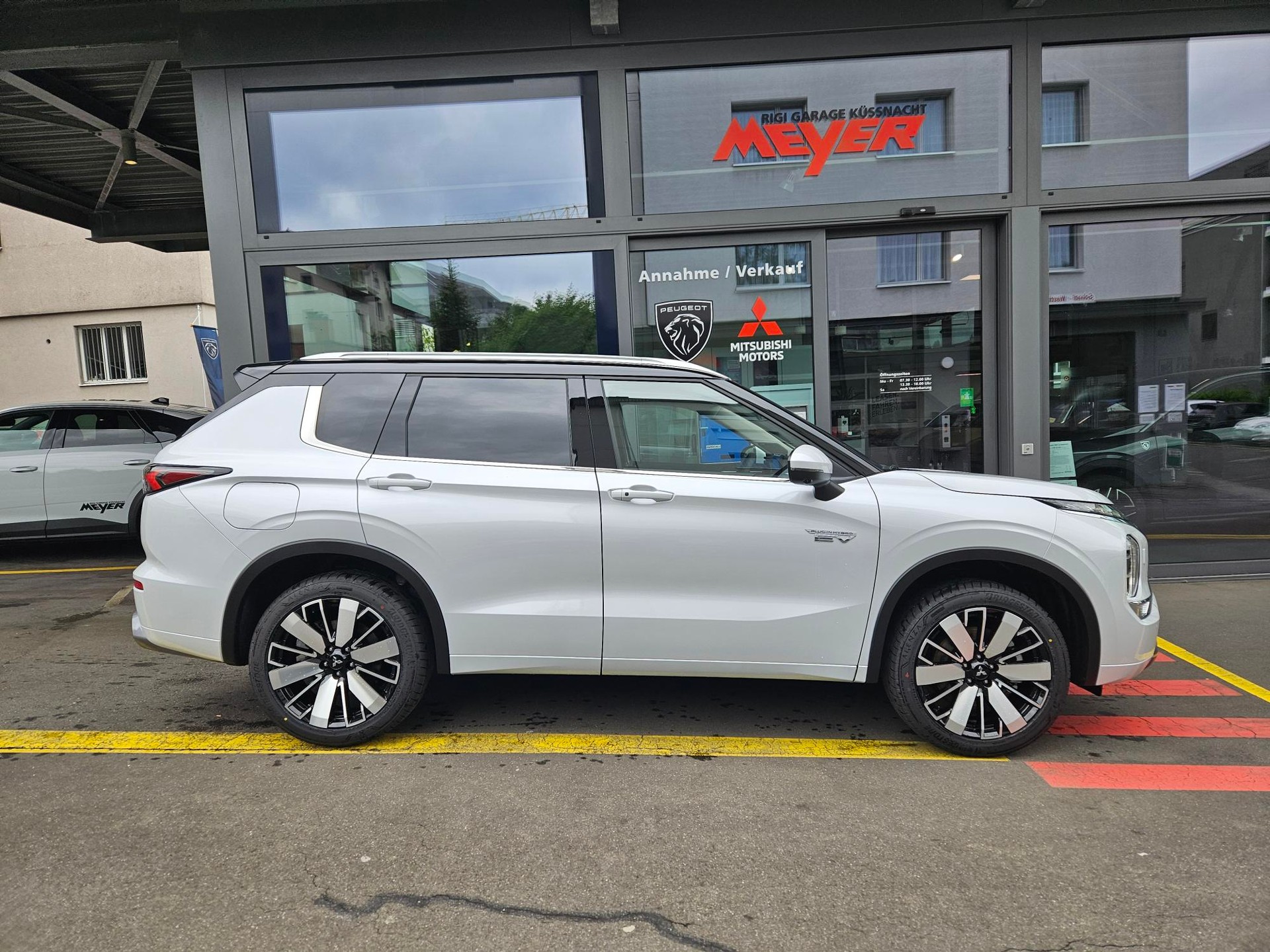 MITSUBISHI Outlander 2.4 PHEV Instyle 4x4-showroom-element-1