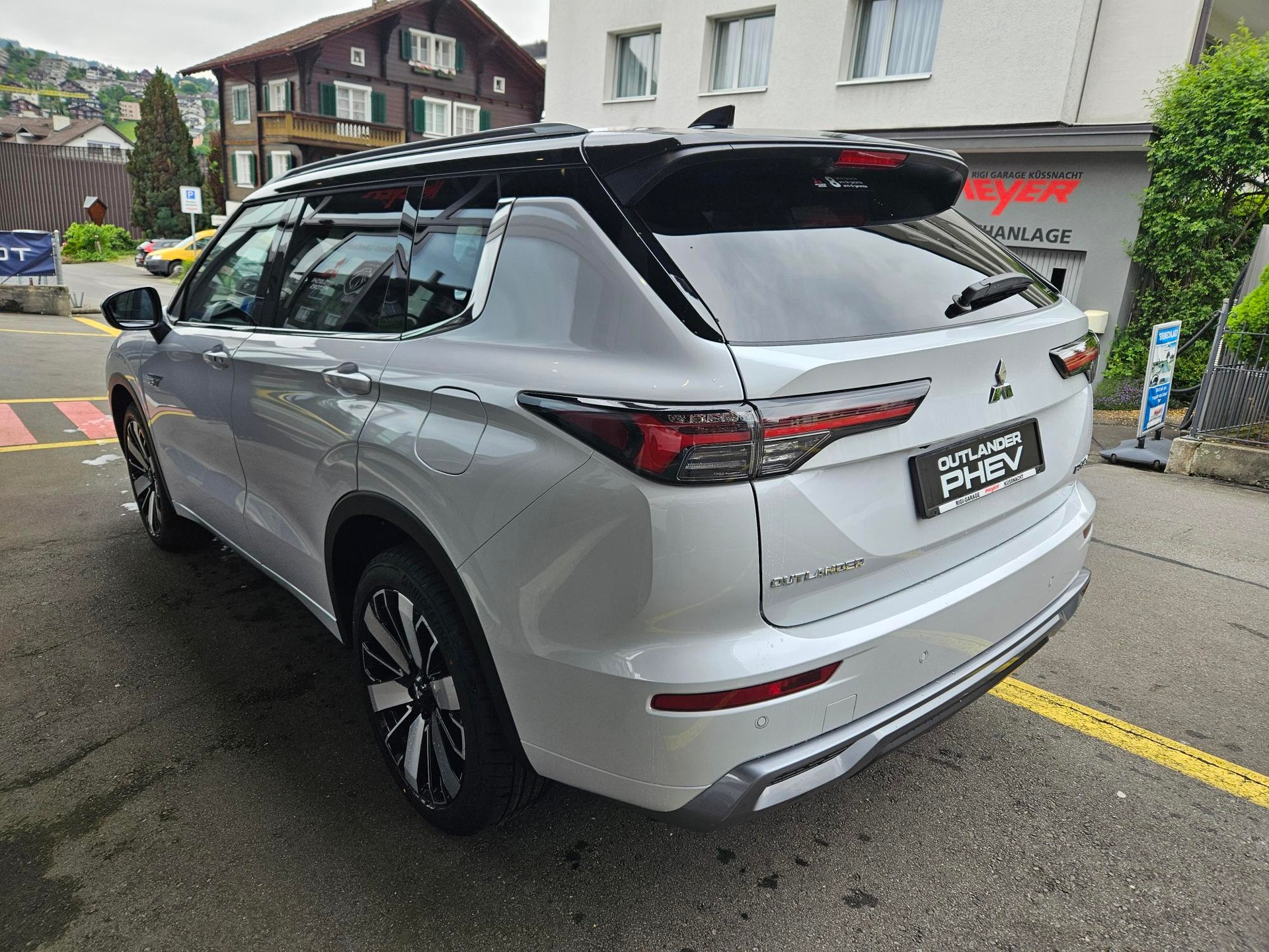 MITSUBISHI Outlander 2.4 PHEV Instyle 4x4-showroom-element-2