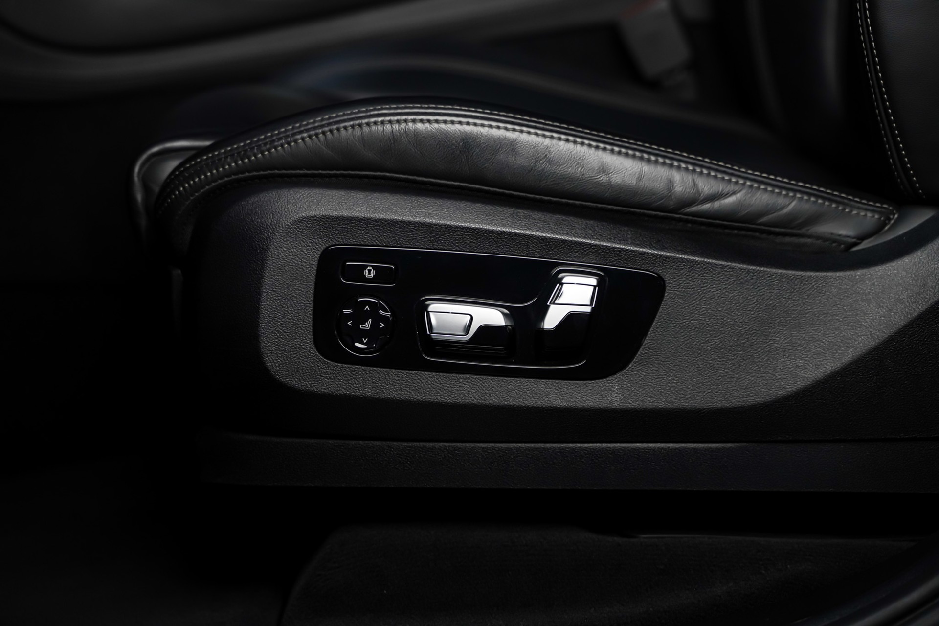 BMW X5 xDrive M50i Steptronic-image-11