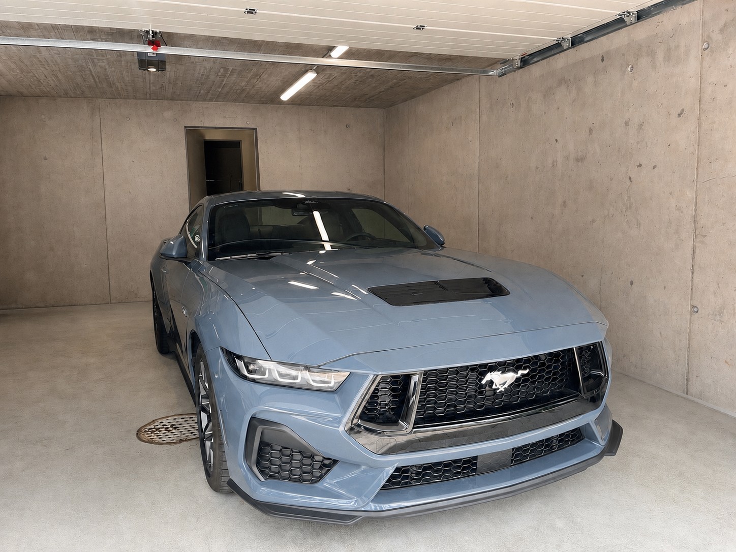 FORD MUSTANG
