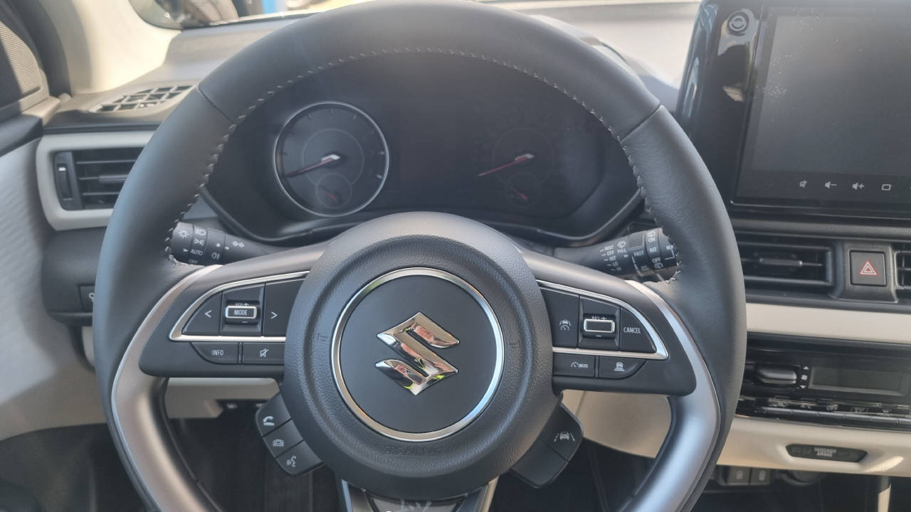 SUZUKI Swift 1.2 Sakura Hybrid 4x4-image-9